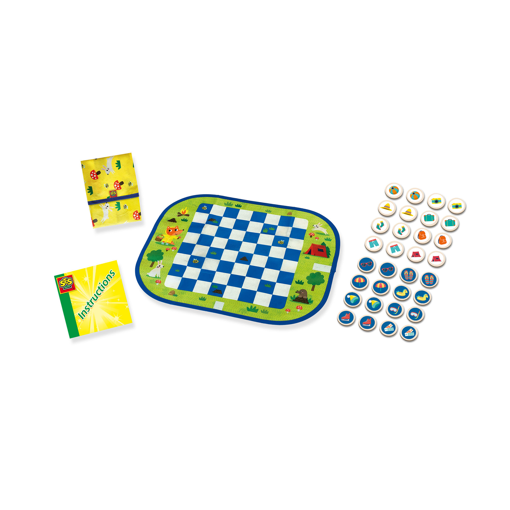 Een bordspel met een dambord en spelstukken. Een klein boek en kaarten zijn aanwezig.
