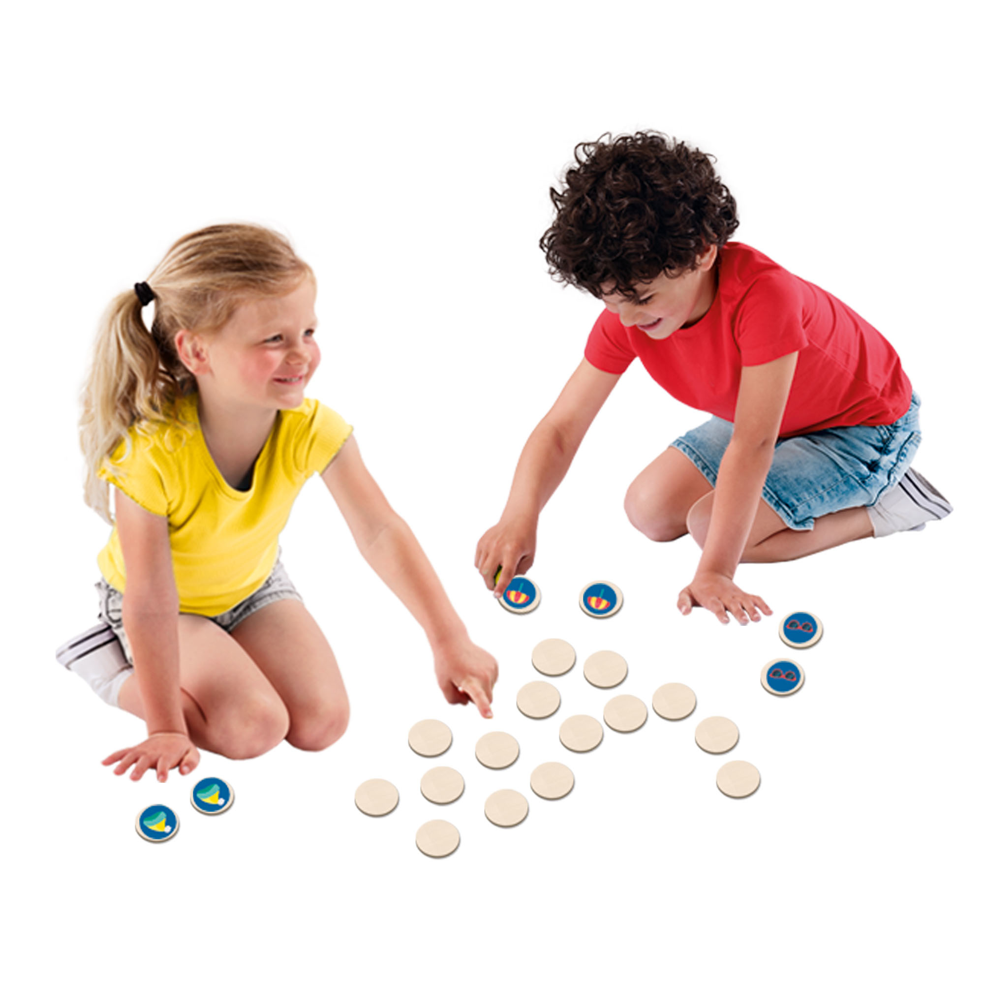 Twee kinderen spelen een memory-spel met houten schijven. Witte achtergrond.
