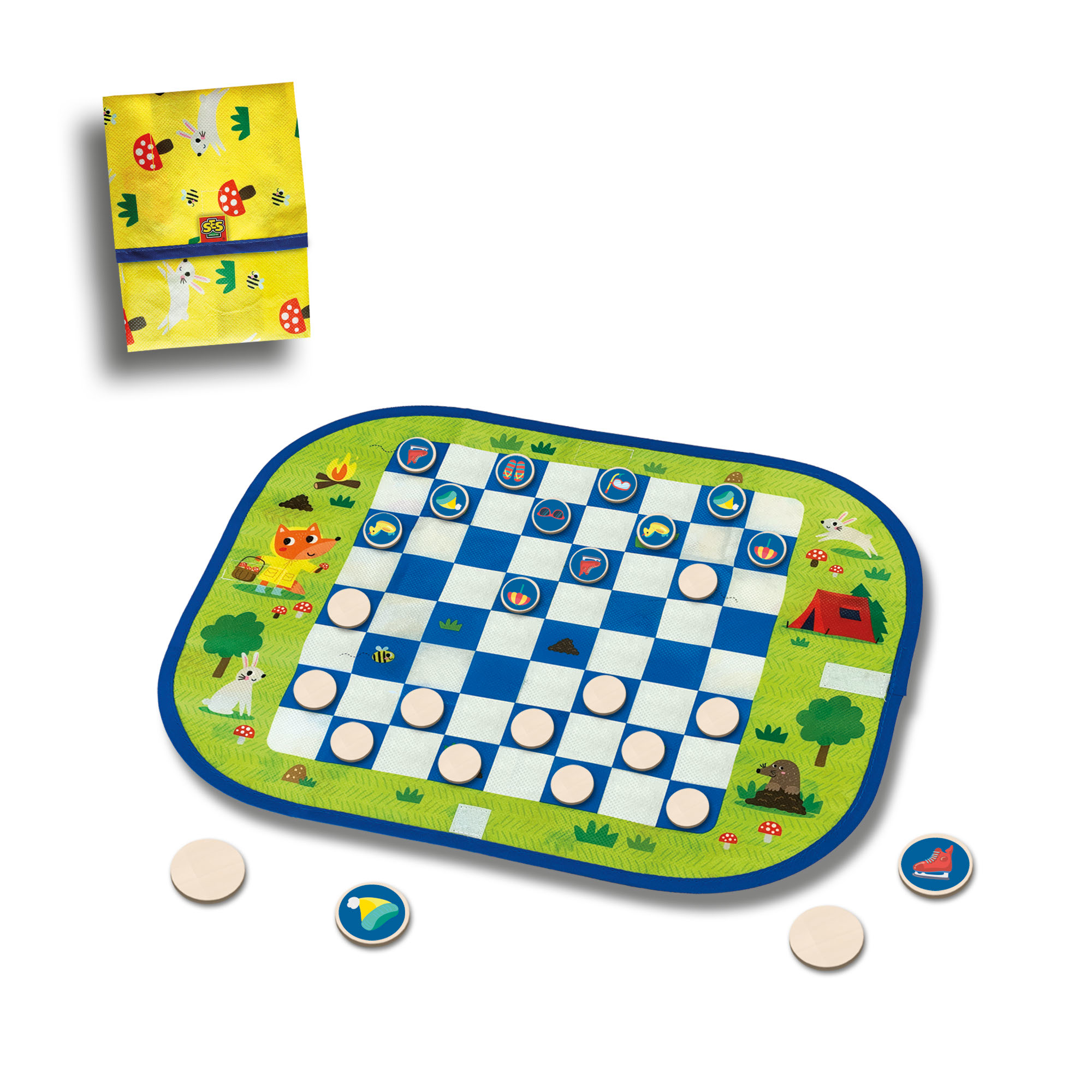 Een bordspel met een dambord en spelstukken. Een klein boek en kaarten zijn aanwezig.