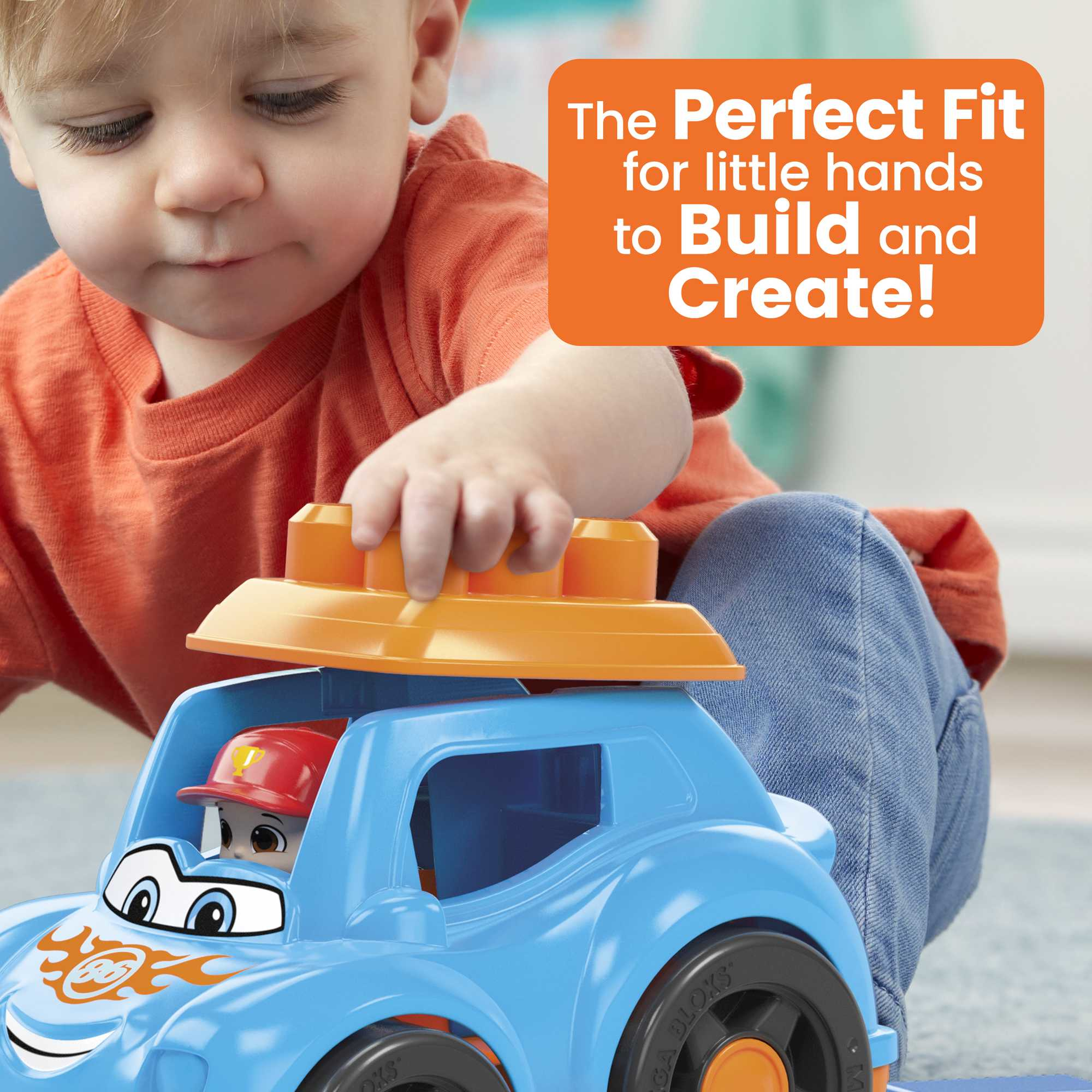 Un niño jugando con un coche de juguete azul. Un letrero naranja dice 'The Perfect Fit for little hands'.