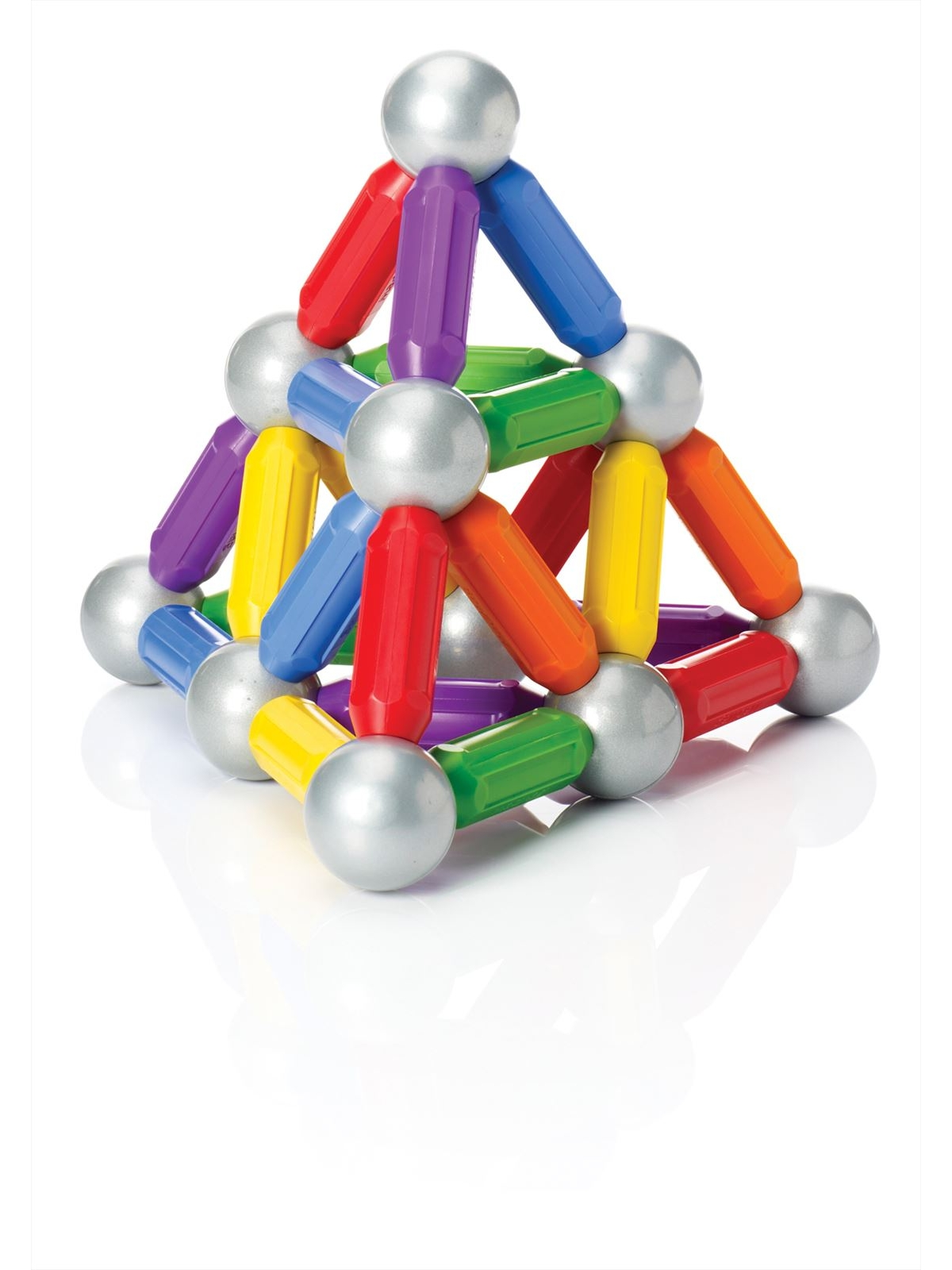 Una piramide colorata composta da sfere d'argento interconnesse e bastoncini magnetici multicolore.
