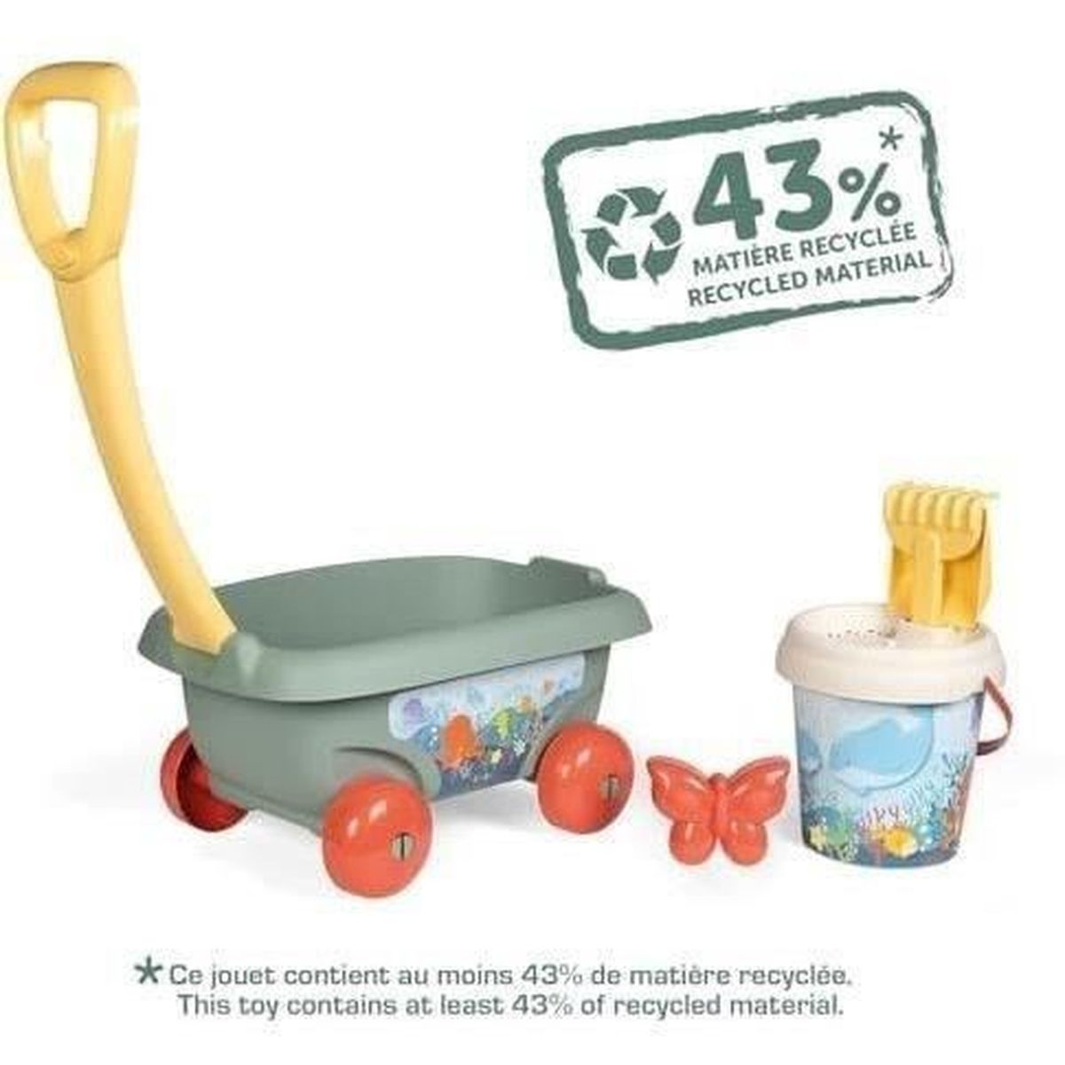 Zielony wózek z zabawkami plażowymi, wiadro, łopatka, motyl i logo materiału z recyklingu.