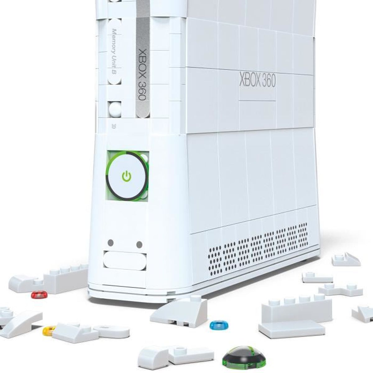 Biała konsola Xbox 360 wykonana z klocków Lego. Kilka klocków jest rozrzuconych wokół.