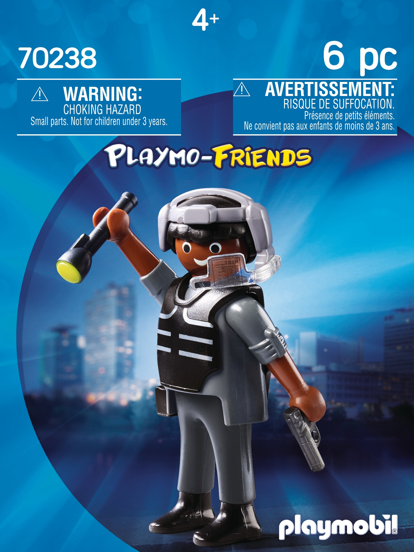 Una figura Playmo-Friends con una torcia e una pistola, con casco e giubbotto, al chiuso.