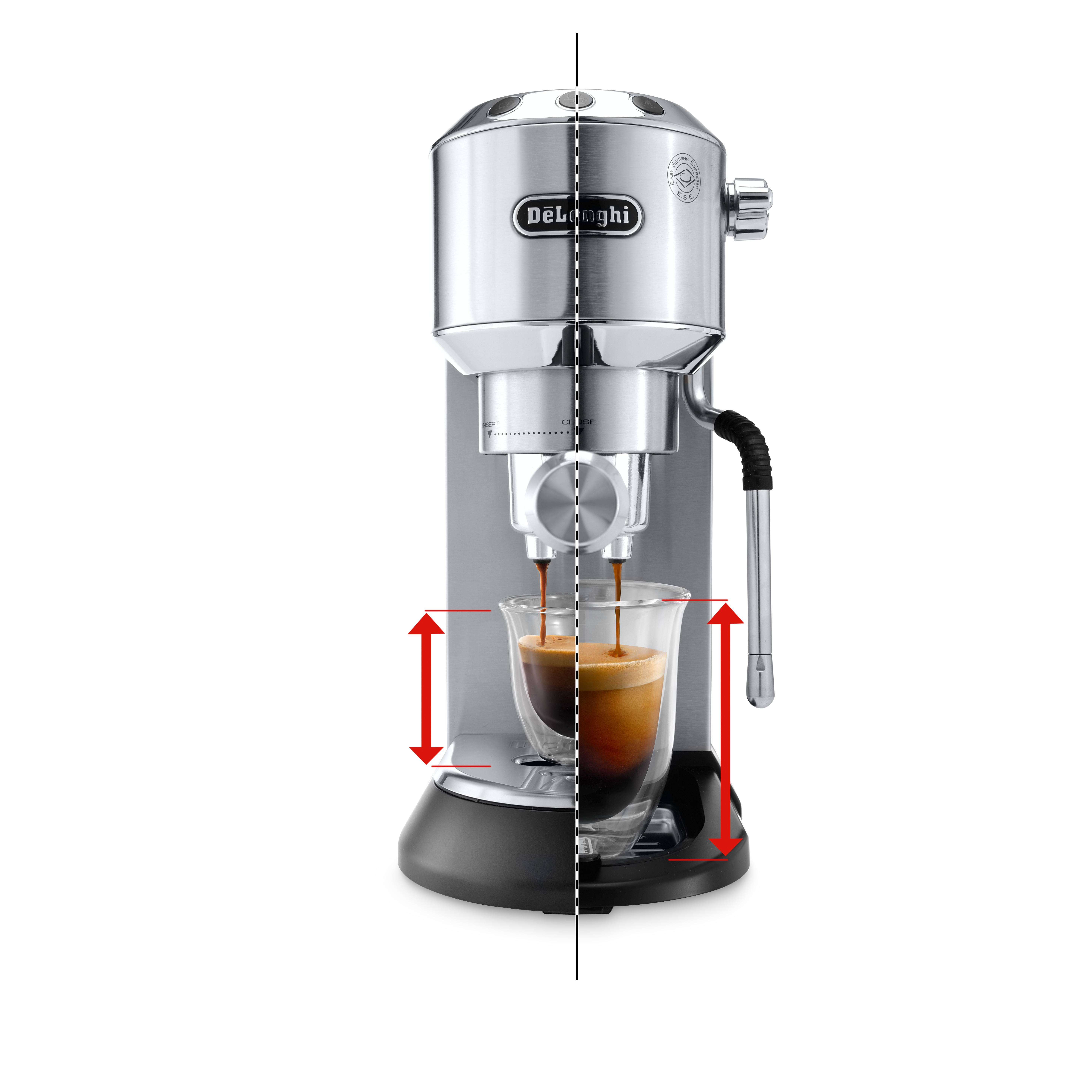 Espressomaschine, silber, Kaffee ins Glas gießend, weißer Hintergrund.