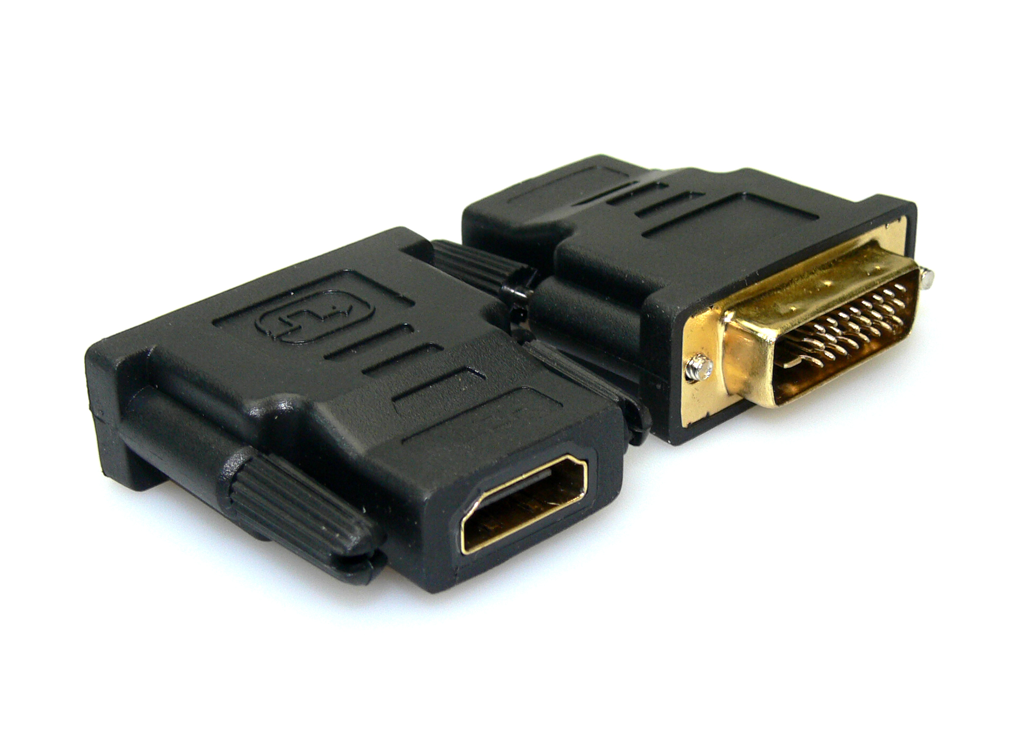 Due adattatori neri da DVI a HDMI su una superficie bianca. Un'estremità ha HDMI e l'altra DVI.