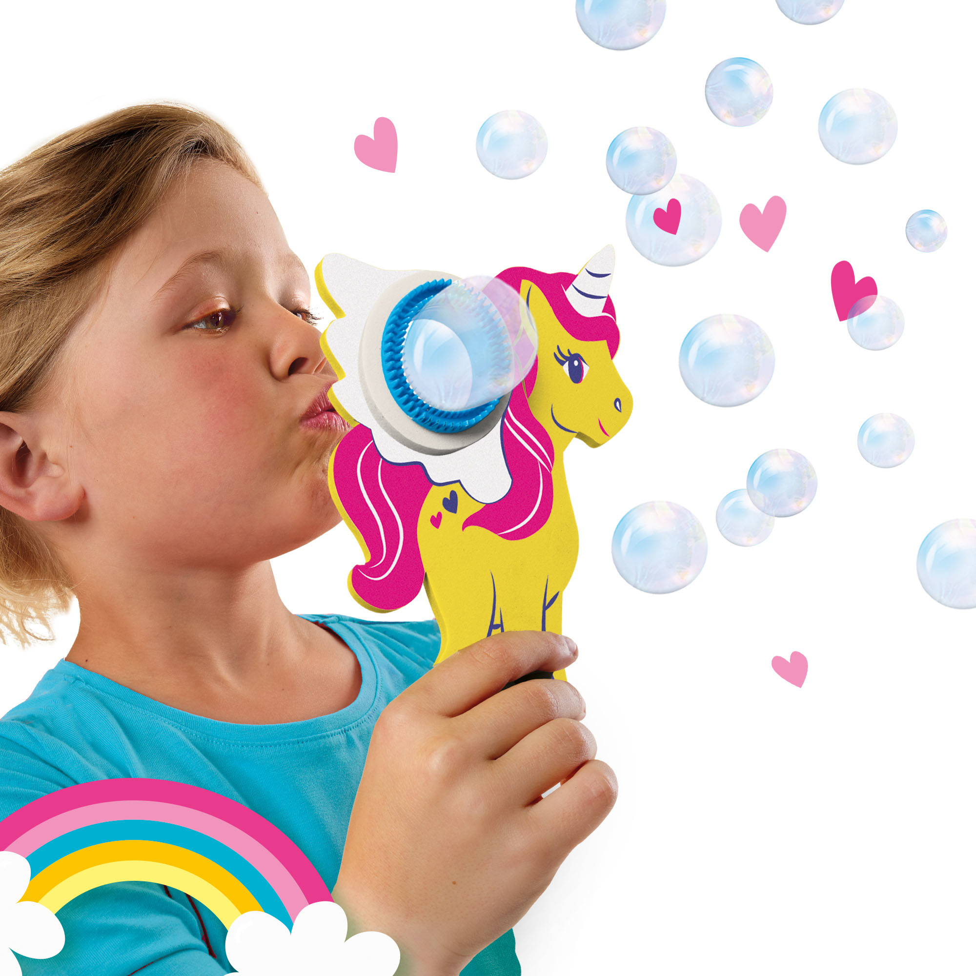 Niña soplando burbujas de una varita mágica con forma de unicornio, con arcoíris y corazones.