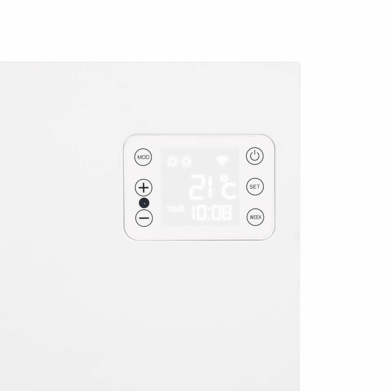 Un termostato digitale bianco con un display che mostra 21 gradi Celsius e l'ora.