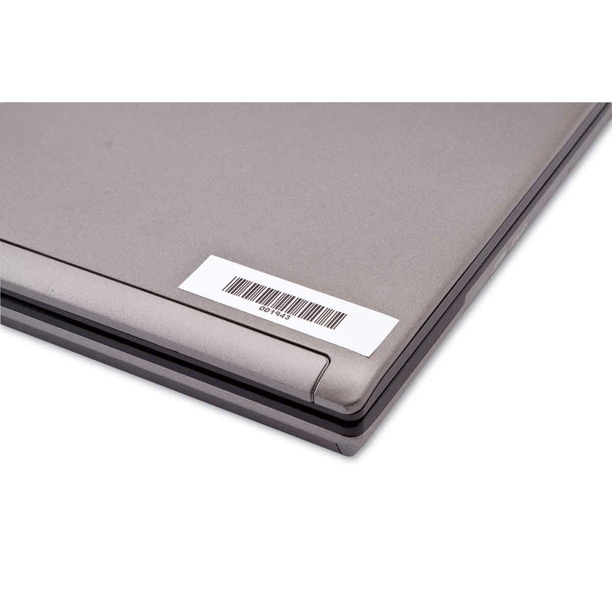 Un laptop grigio con un adesivo a codice a barre. L'adesivo recita '001925'.