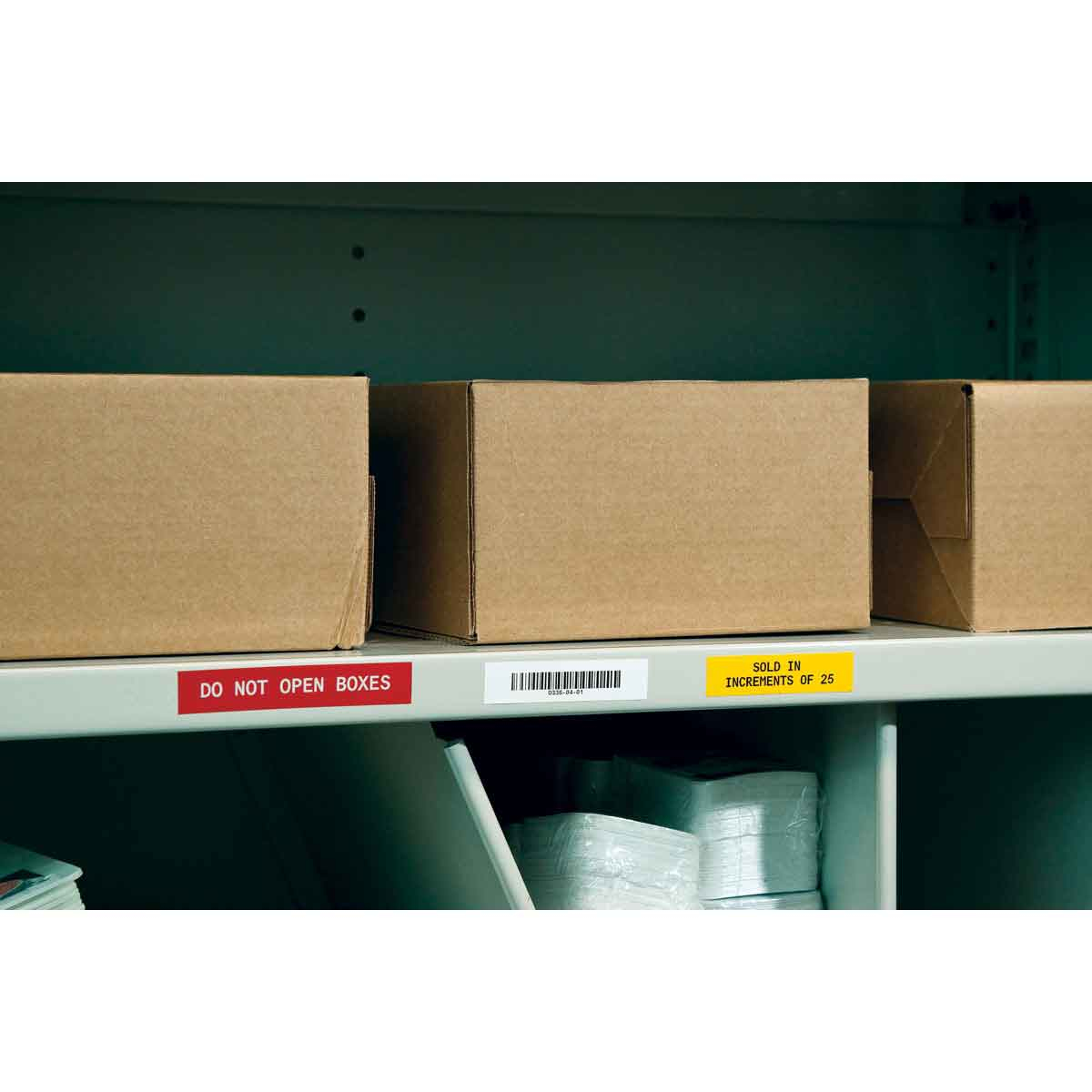Scaffali con scatole di cartone ed etichette: 'DO NOT OPEN BOXES' e 'SOLD IN INCREMENTS OF 25'.