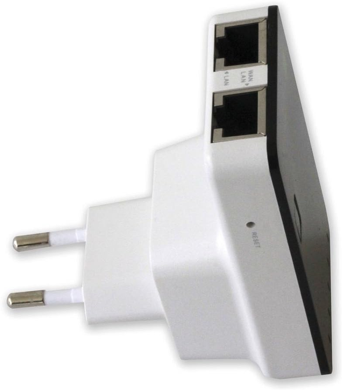 Nahaufnahme eines weißen WLAN-Extenders mit zwei LAN-Anschlüssen und einer Reset-Taste.