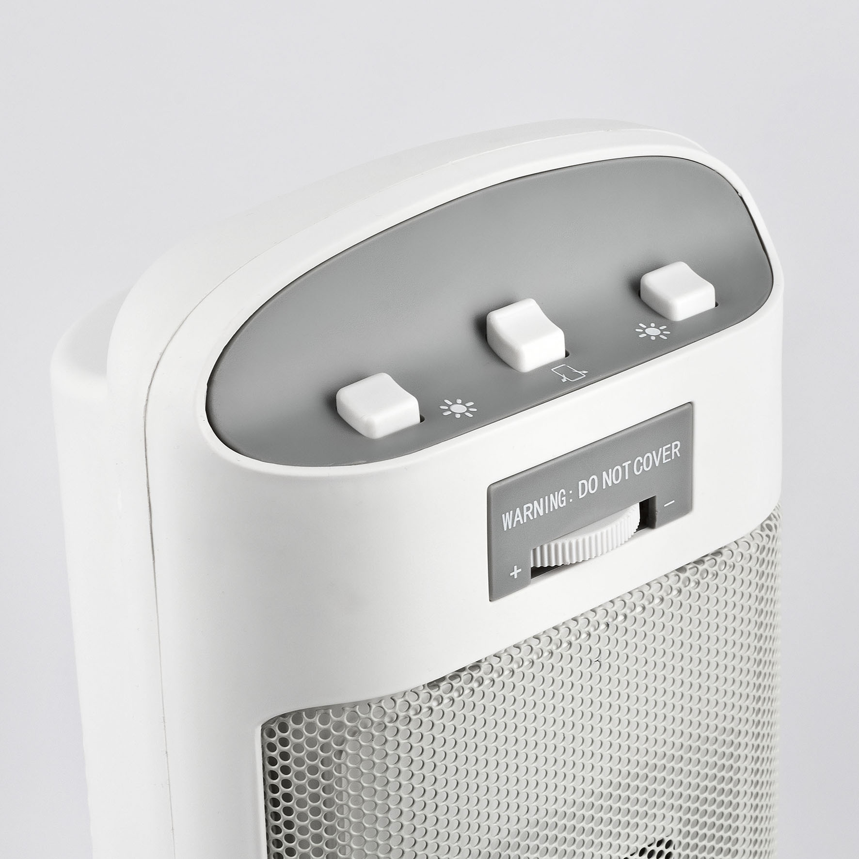 Zbliżenie panelu sterowania białego grzejnika elektrycznego z przyciskami.