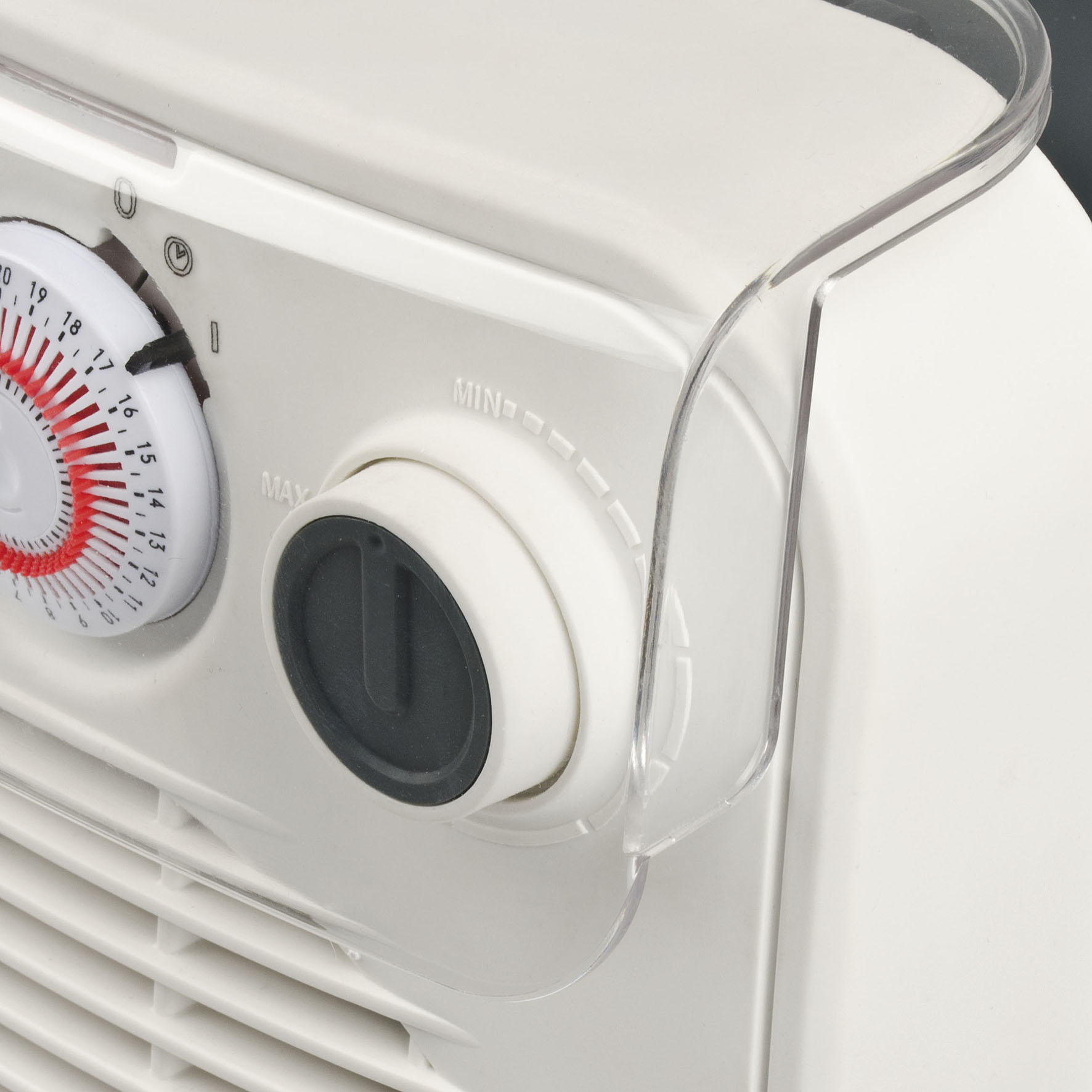 Primer plano de los controles del calefactor eléctrico: dial del temporizador y perilla.