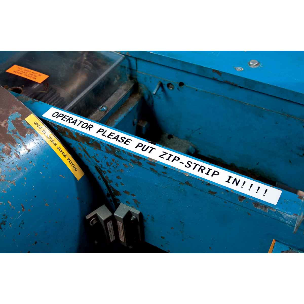 Znak z napisem: OPERATOR PLEASE PUT ZIP-STRIP IN!!!!