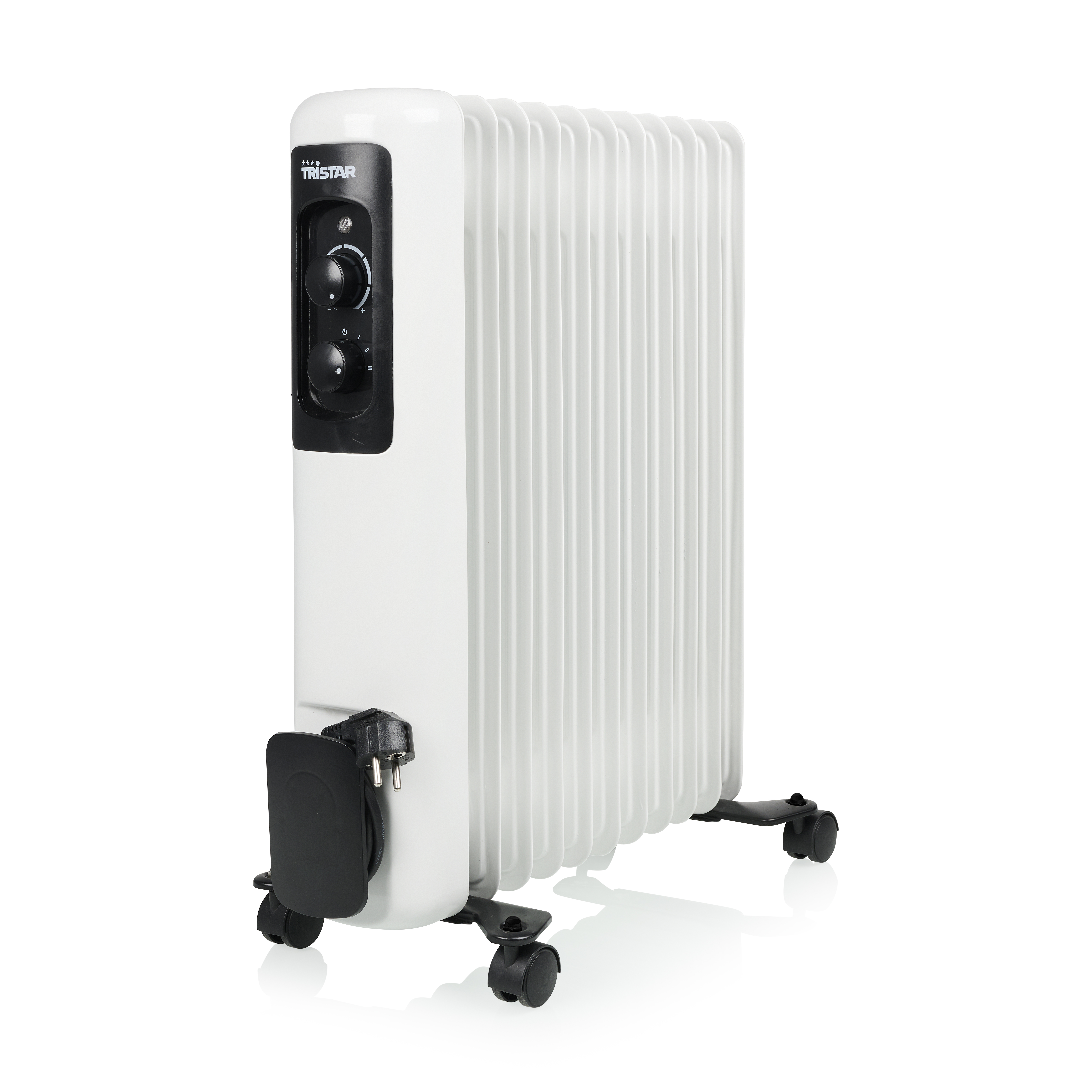 Un radiatore elettrico bianco con alette verticali, pannello di controllo e ruote neri, su superficie bianca.