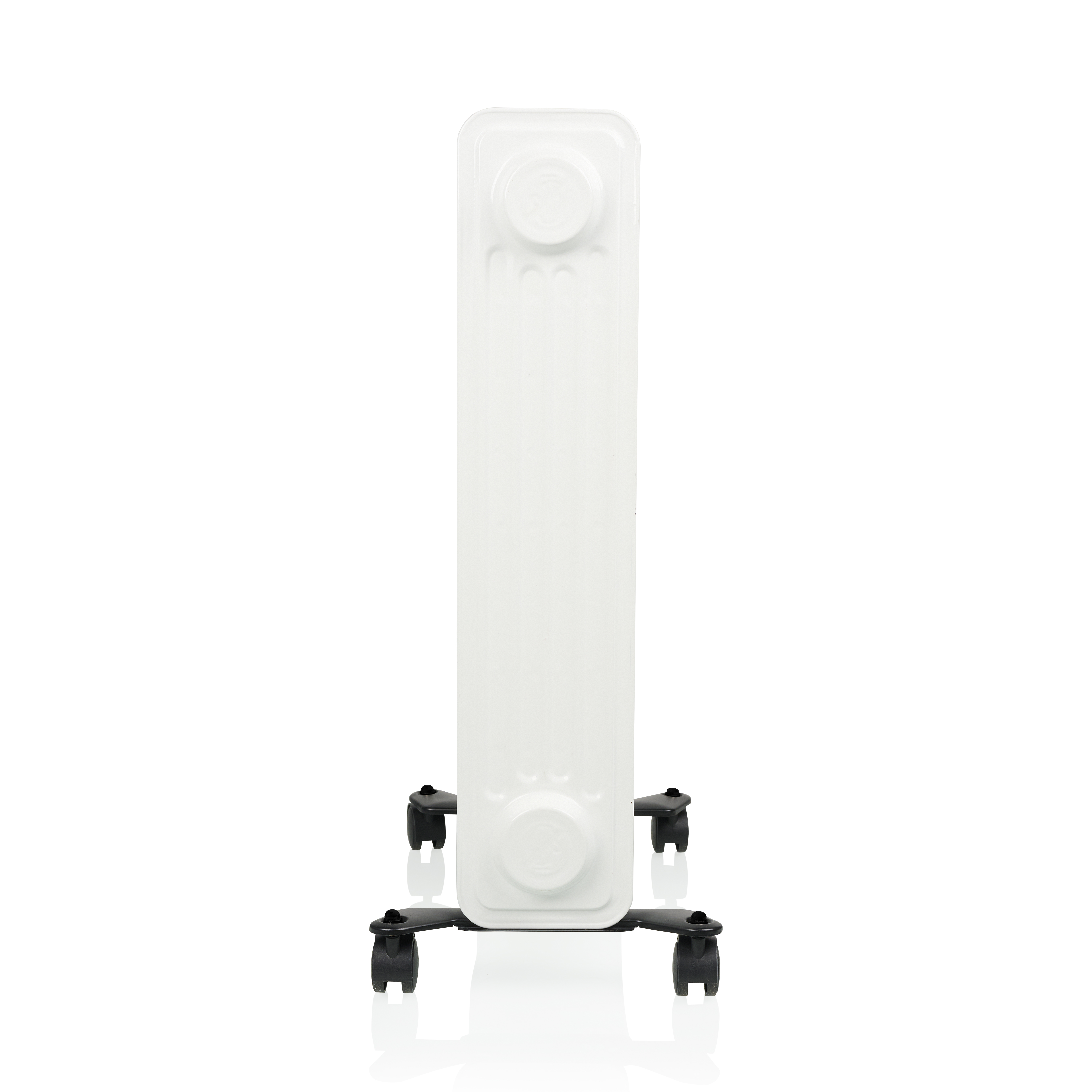 Un radiatore elettrico bianco su ruote nere, in piedi su una superficie bianca. Ha un design verticale.