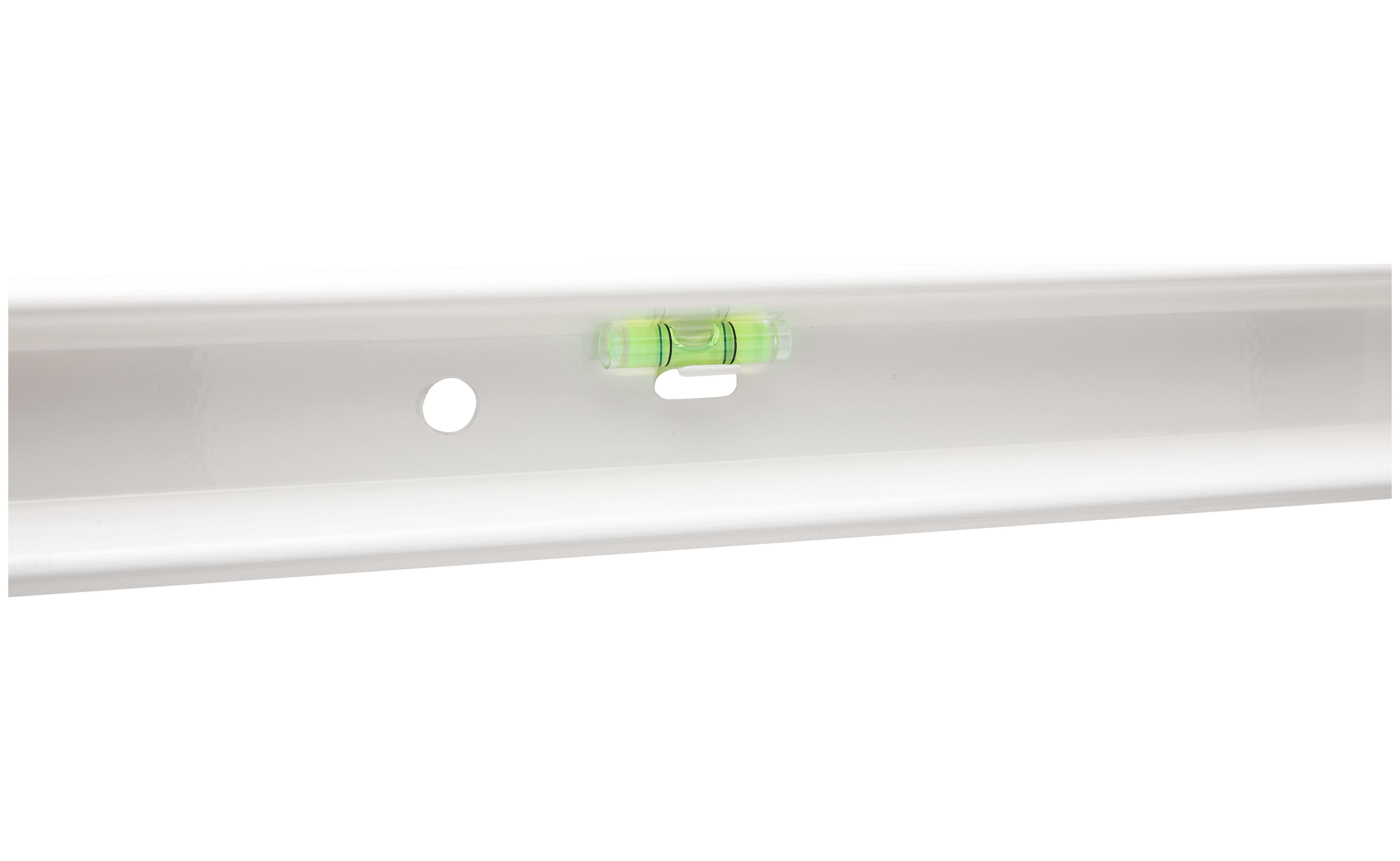 Zbliżenie białej metalowej poziomicy z pęcherzykiem w zielonym płynie, na białym tle.