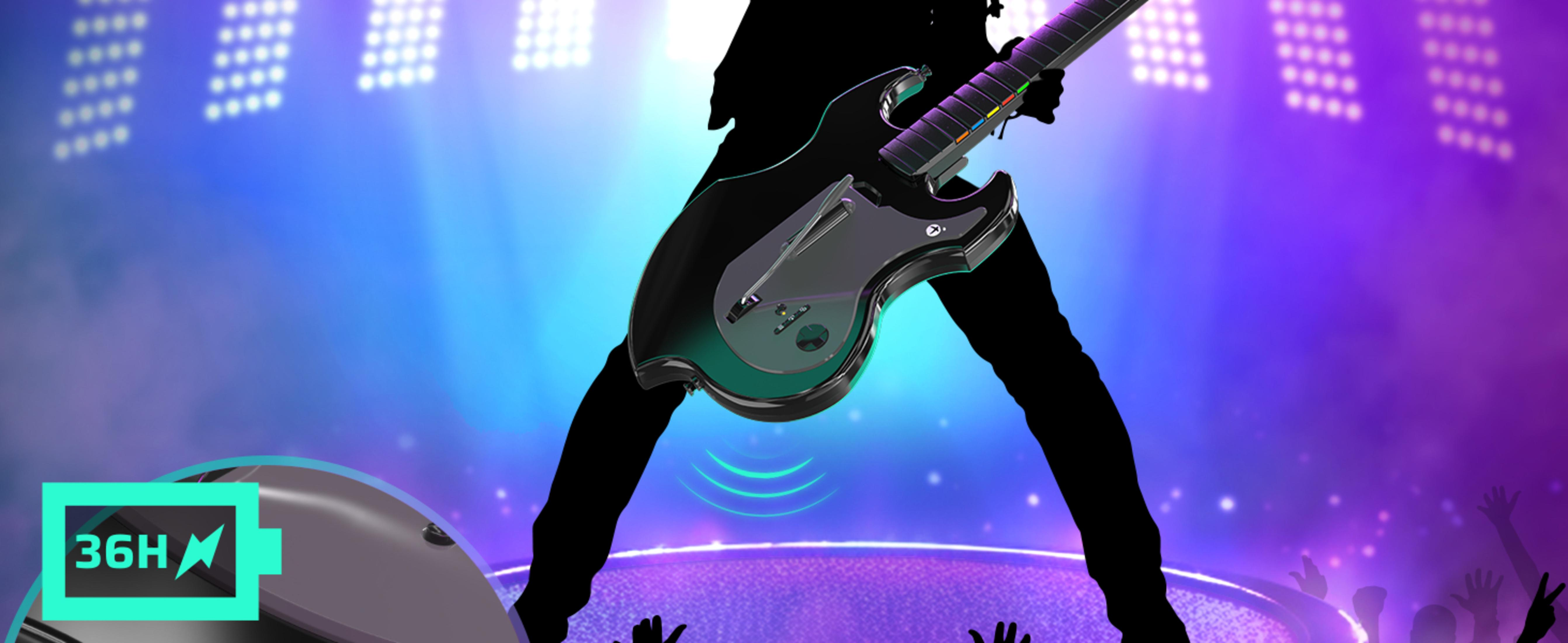 Sylwetka osoby grającej na gitarze na scenie z niebieskimi i fioletowymi światłami.