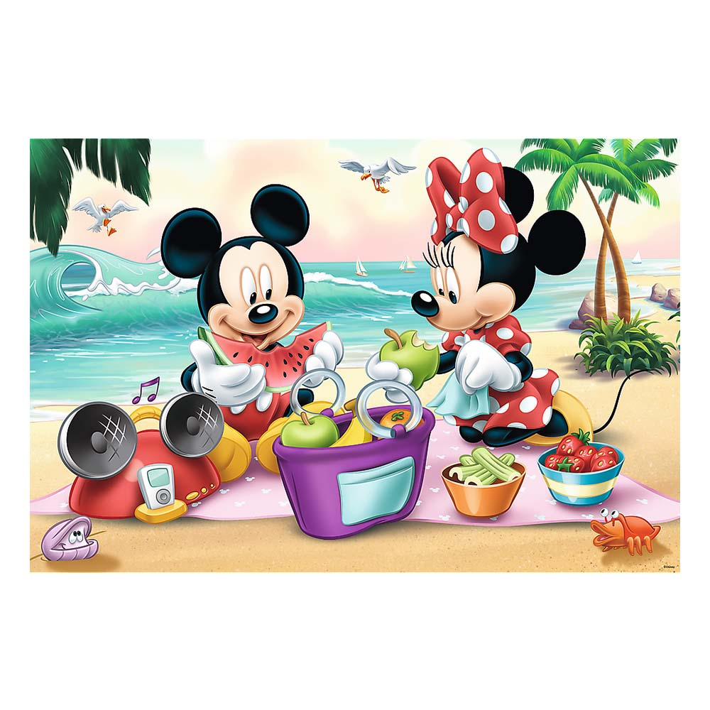Myszka Miki i Myszka Minnie na pikniku na plaży z owocami, radiem i krabem.