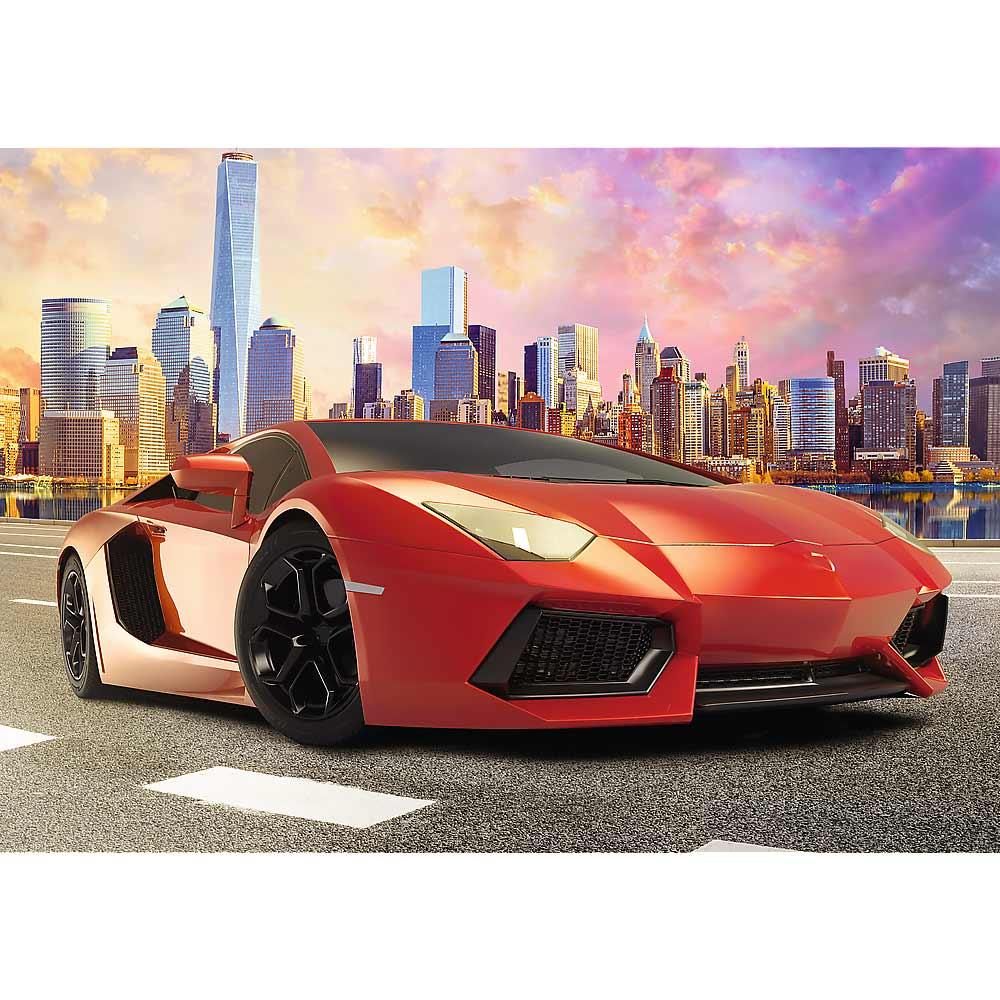 Voiture de sport rouge sur une route avec skyline et ciel de coucher de soleil en arrière-plan.