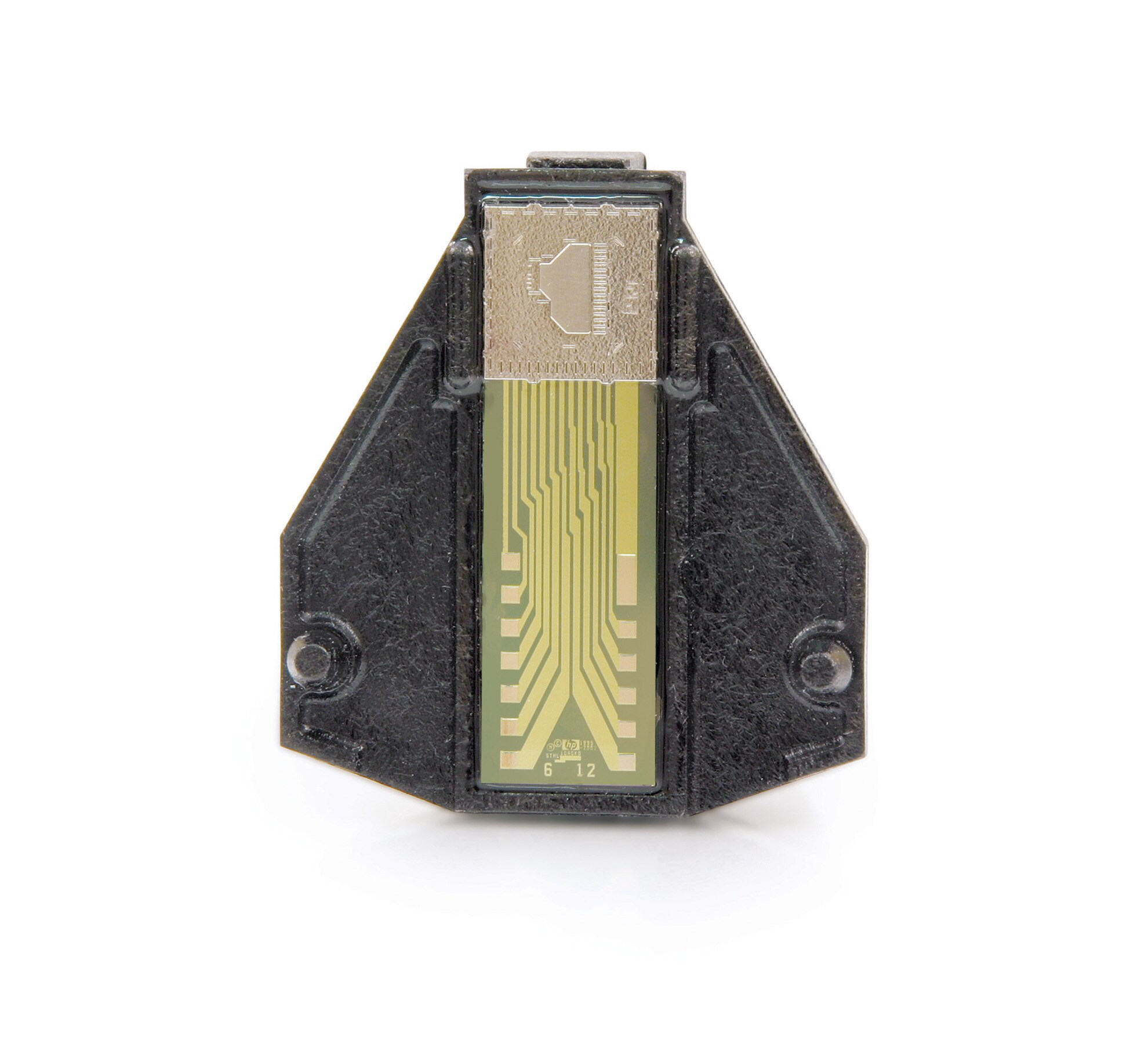 Czarny element elektroniczny, ze złotym obszarem stykowym i zieloną płytką drukowaną. Białe tło.