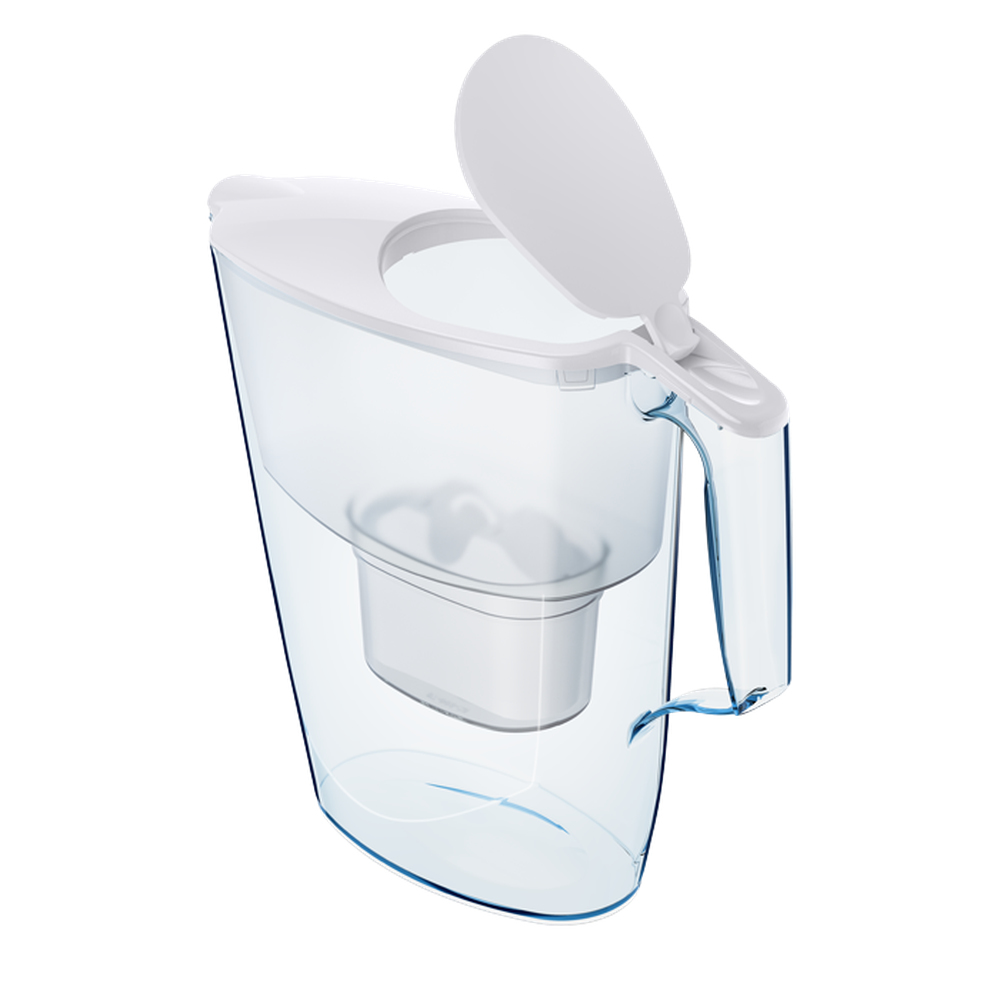 Ein weißer Wasserkrug mit Filter. Er hat einen Griff und einen Deckel.
