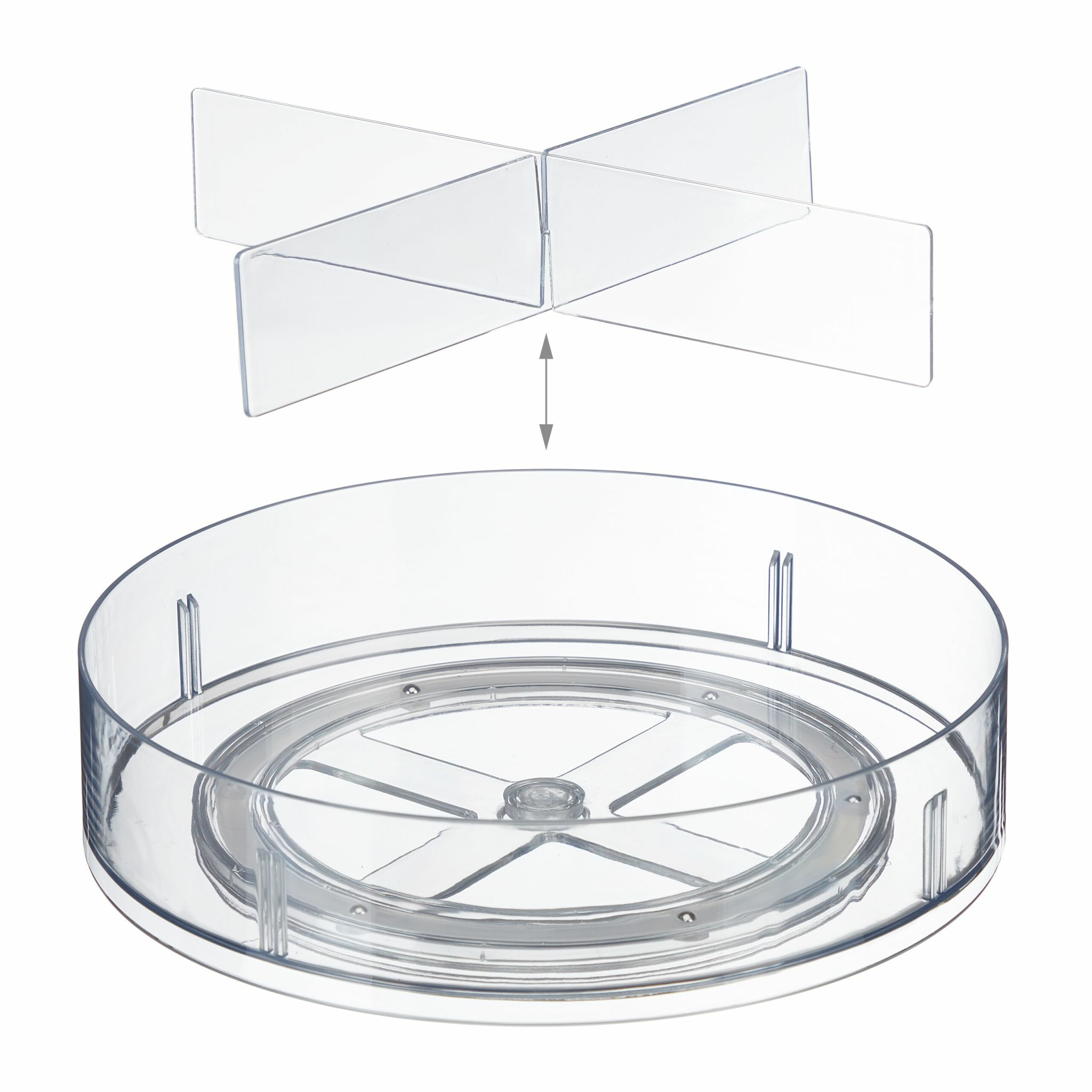 Lazy susan en plastique transparent avec séparateur en forme de croix. Fond blanc.