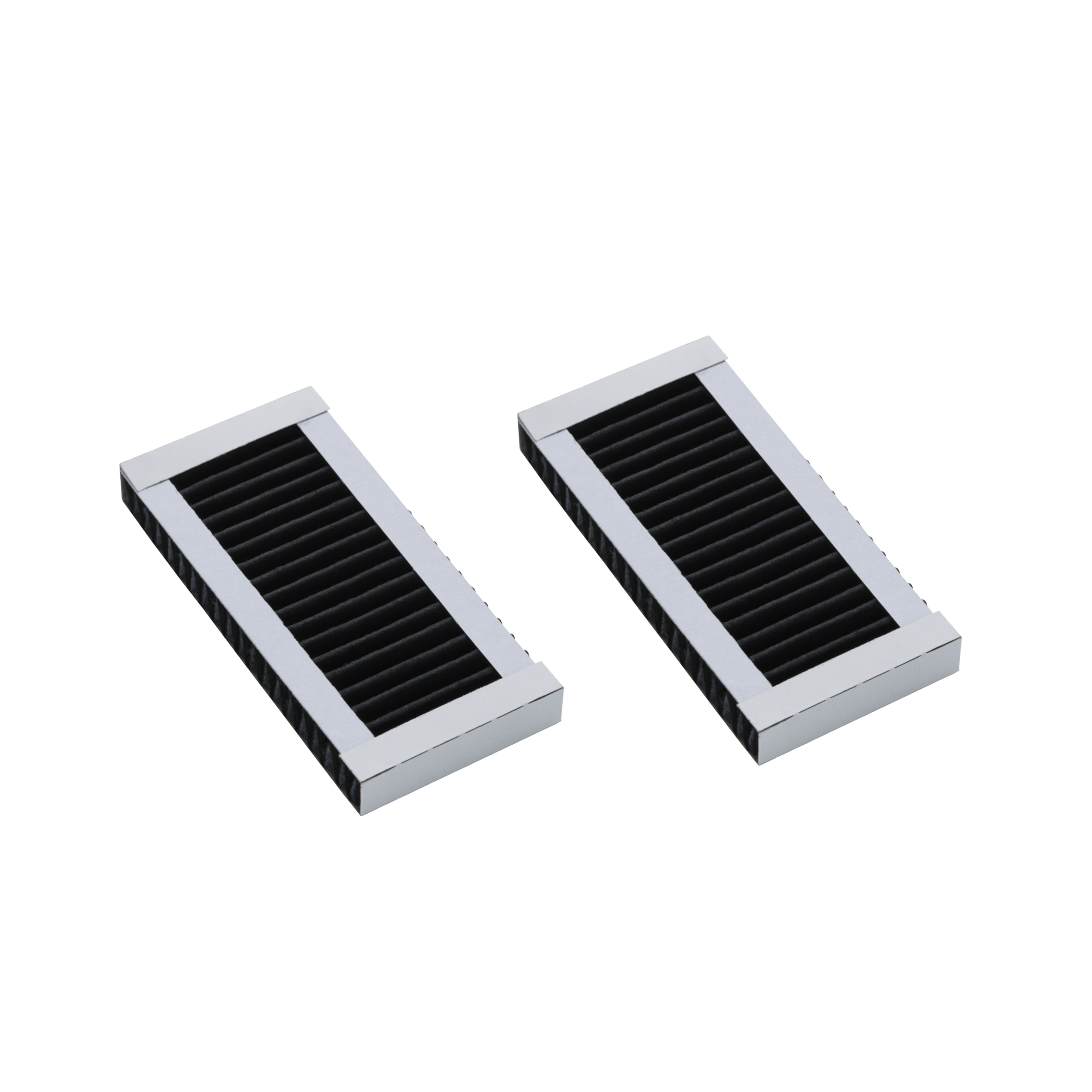 Dwa prostokątne filtry powietrza z czarnymi żebrowanymi wnętrzami i srebrnymi ramkami na czarnym tle.