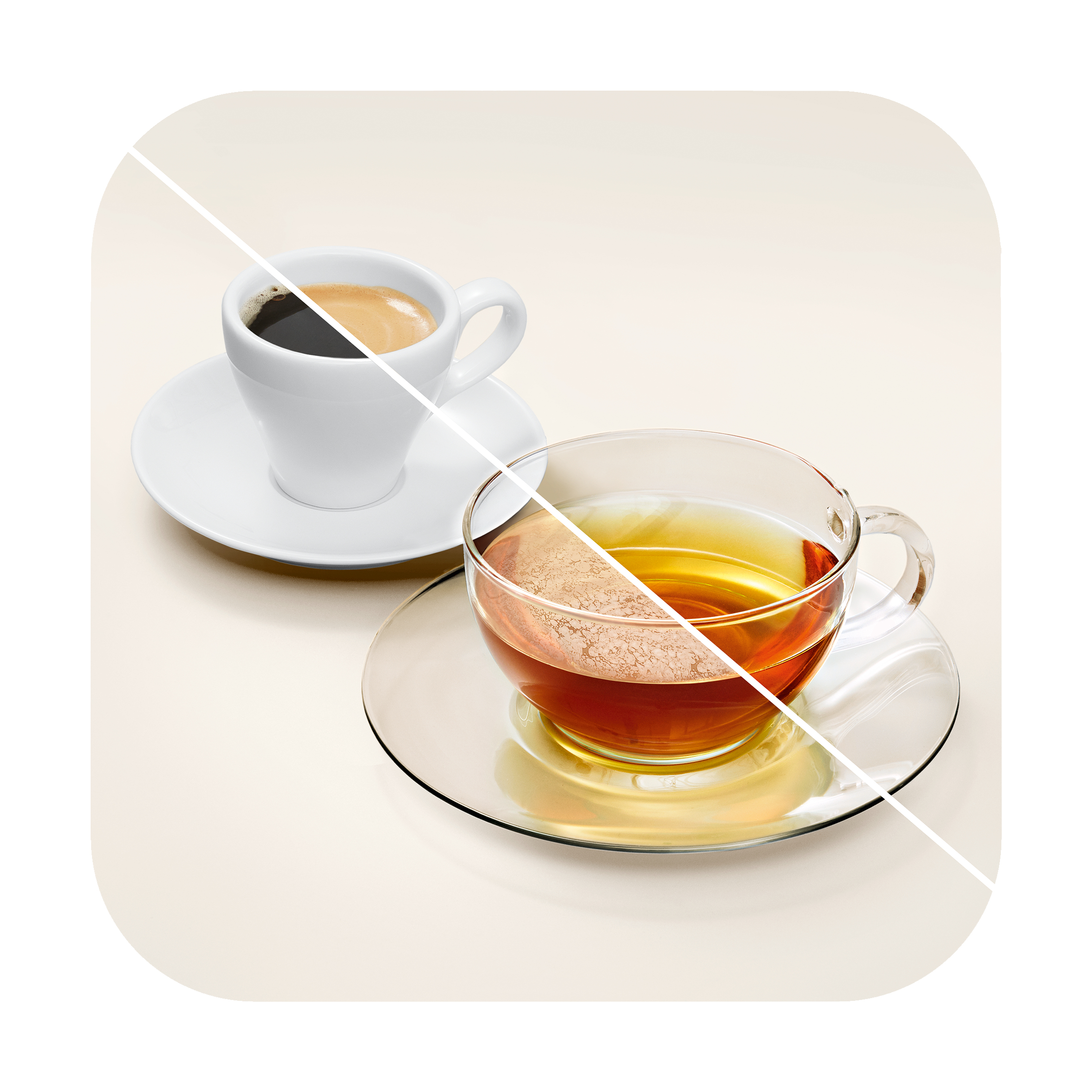 Caffè e tè su piattini. Caffè in tazza bianca. Tè in tazza di vetro. Sfondo bianco.