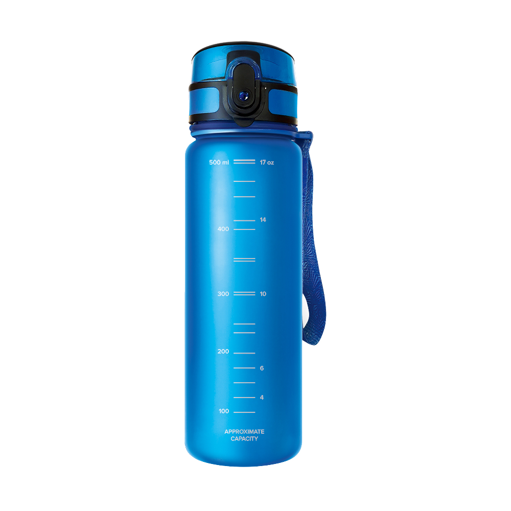 Blaue Wasserflasche mit blauem Riemen. Weiße Skalenmarkierungen. Schwarzer Deckel. Weißer Hintergrund.