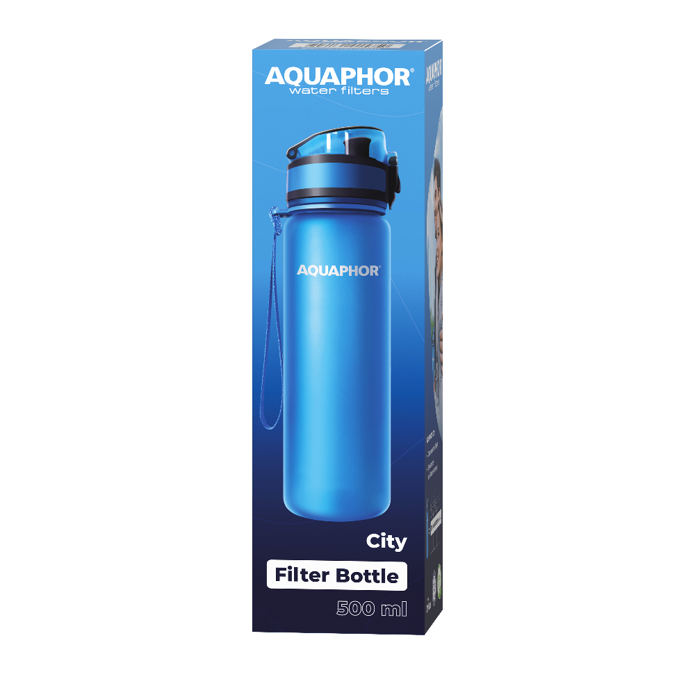 Blaue Wasserflasche und ihre Box mit Text, auf weißem Hintergrund. Die Flasche ist hoch.