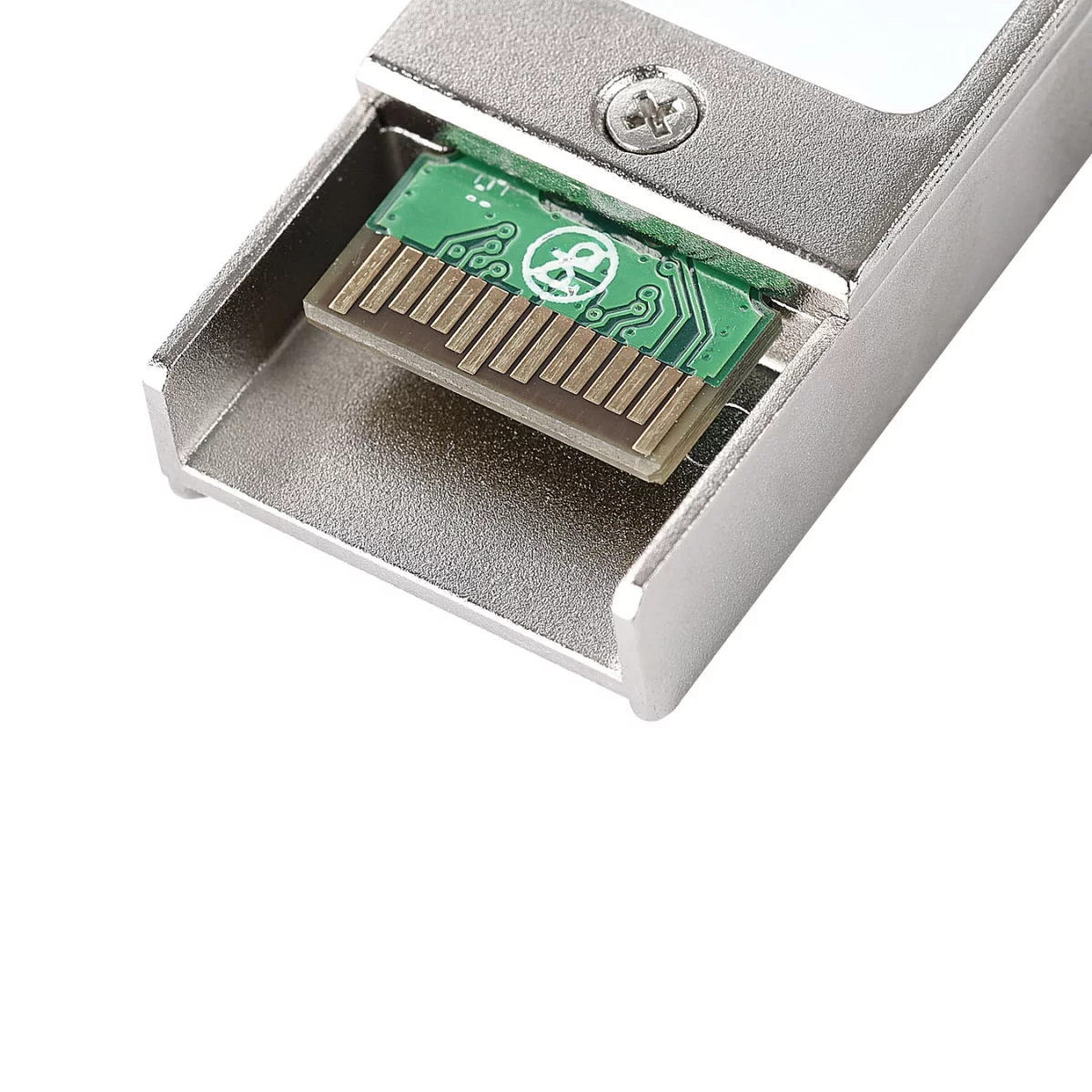 Zbliżenie srebrnego transceiwera optycznego. Widoczna zielona płytka obwodu. Białe tło.