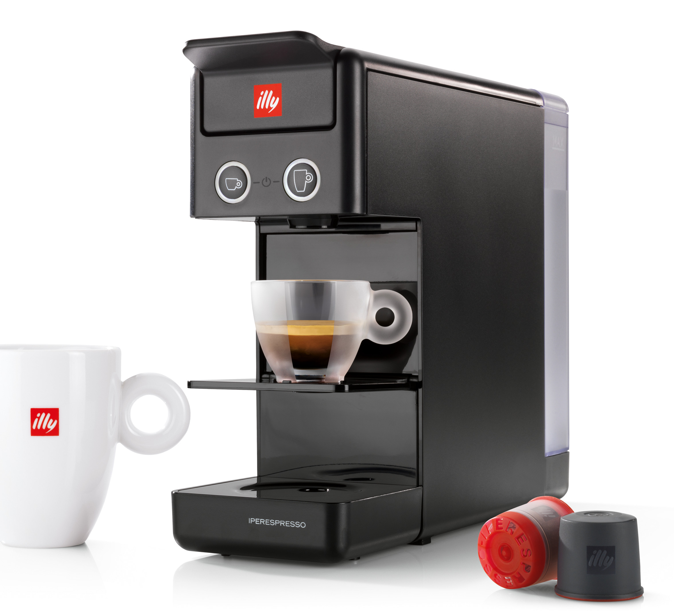 Czarny ekspres do kawy Illy z filiżanką i kapsułkami. Białe tło.