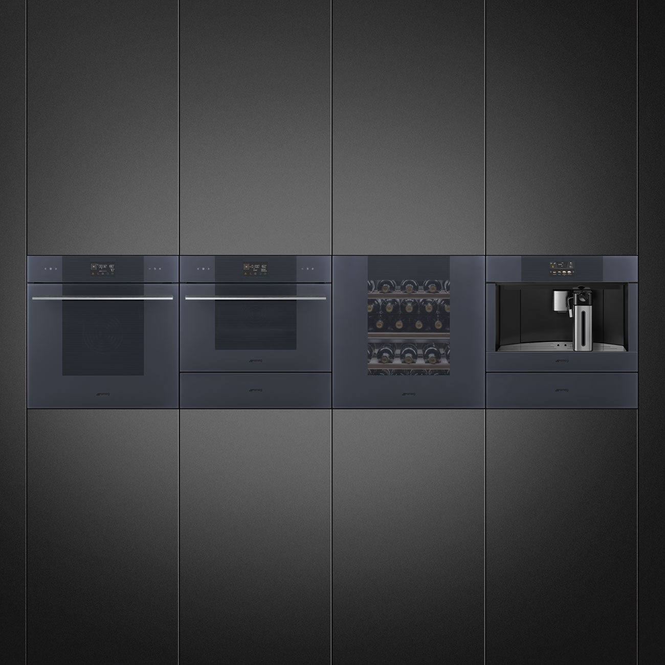 Un conjunto de electrodomésticos de cocina que incluye hornos, vinoteca y cafetera, todo negro.