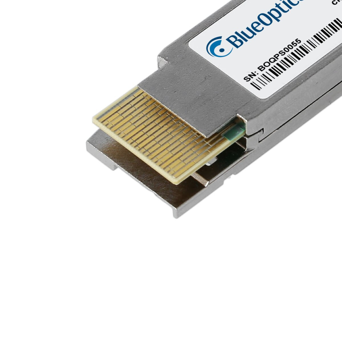 Srebrny transceiver optyczny. Tekst: BlueOptics, BOQPS0055. Koniec jest zielony.