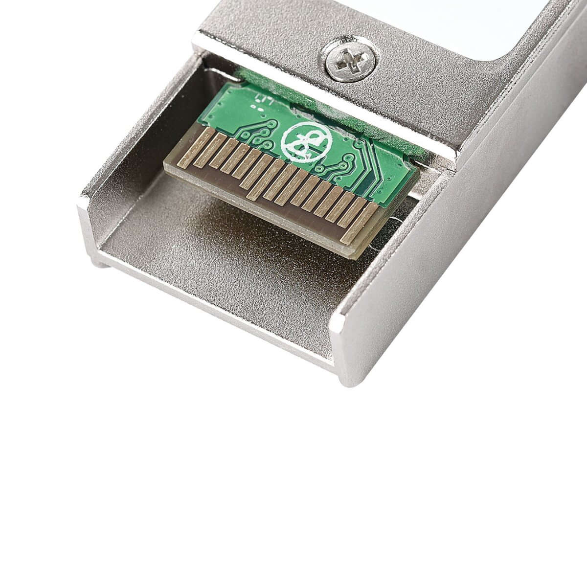 Zbliżenie srebrnego złącza z zieloną płytką obwodu w środku, na białym tle.