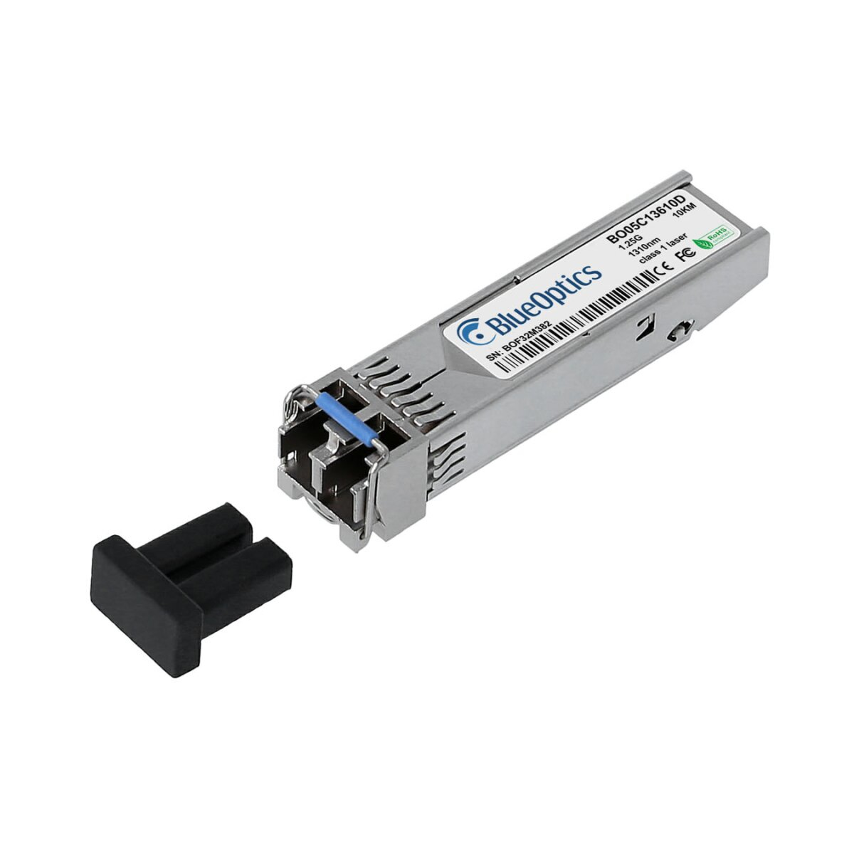Transceiver SFP z etykietą, gotowy do podłączenia. Czarna nasadka odłączona.