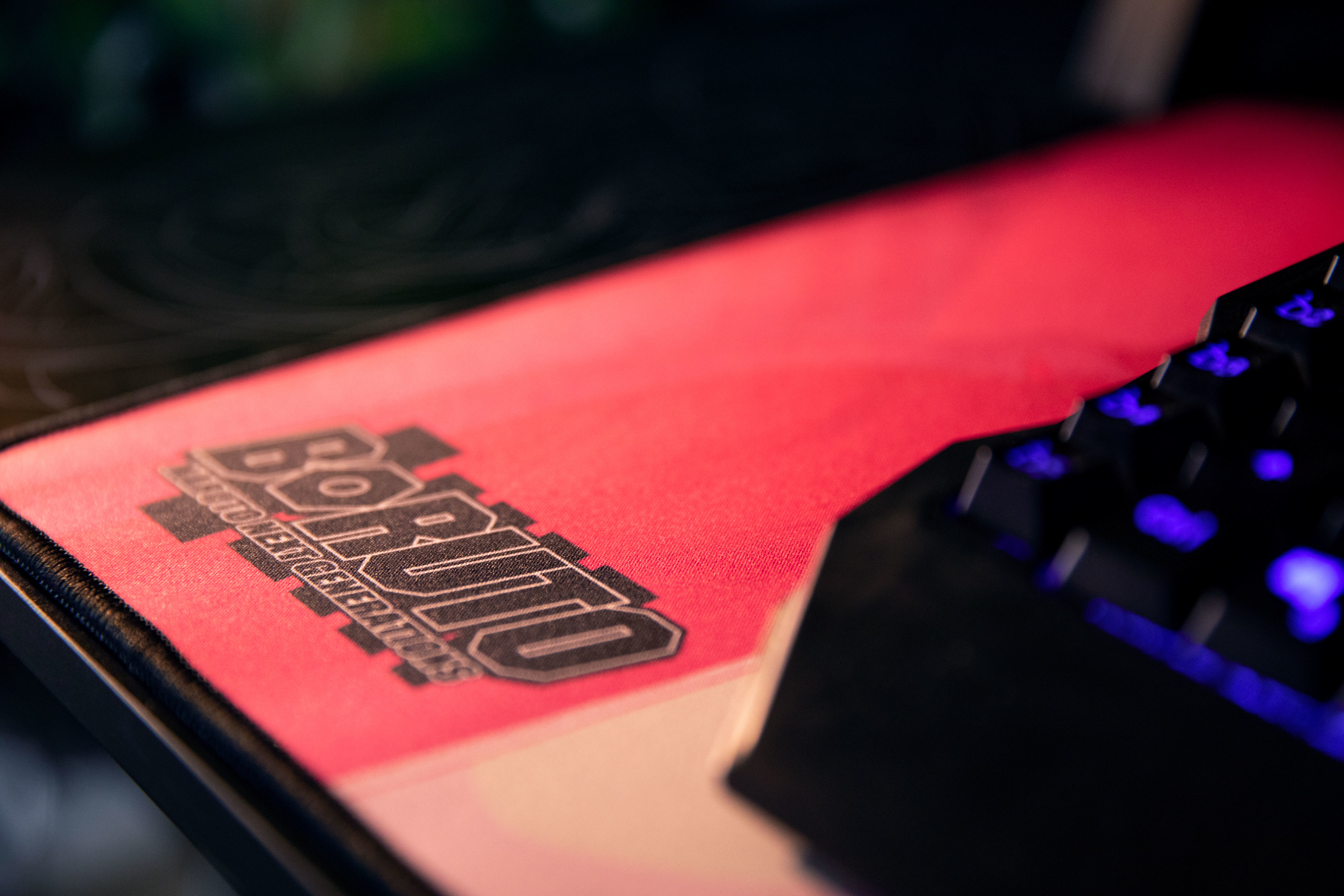 Czerwona podkładka Boruto z klawiaturą. Ciemne tło.