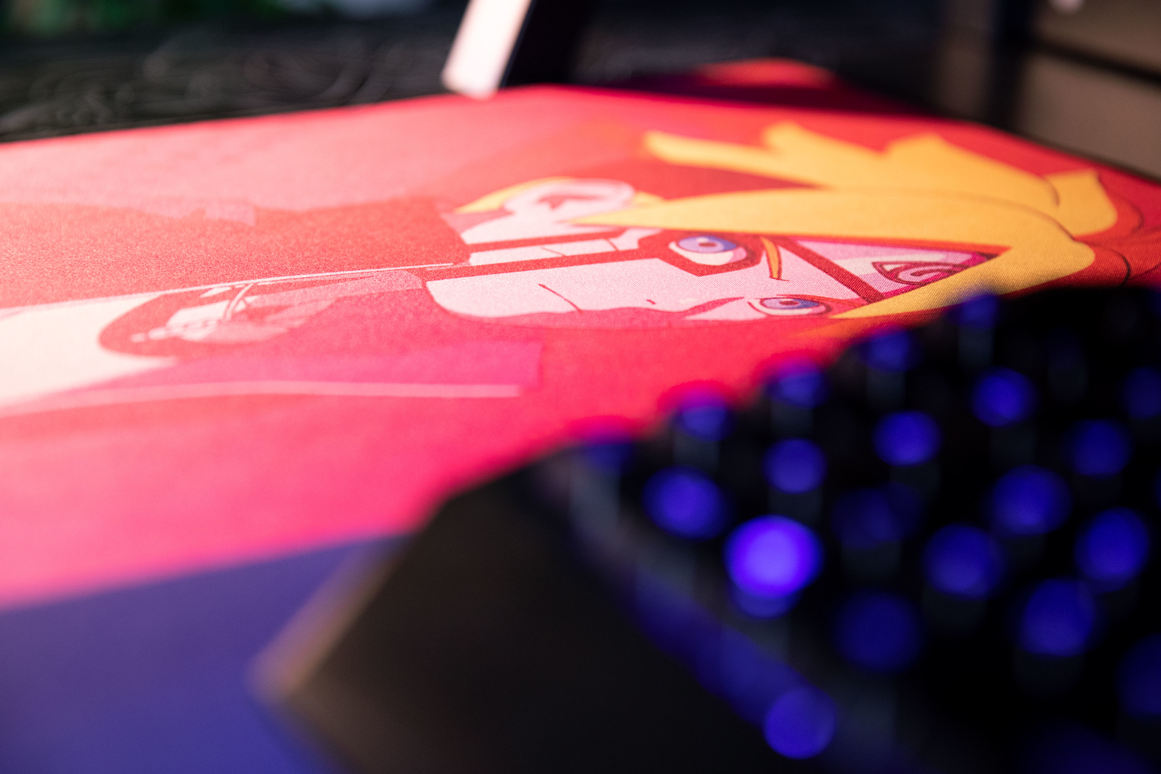 Podkładka pod mysz z grafiką anime i klawiaturą na pierwszym planie. Czerwony i biały.