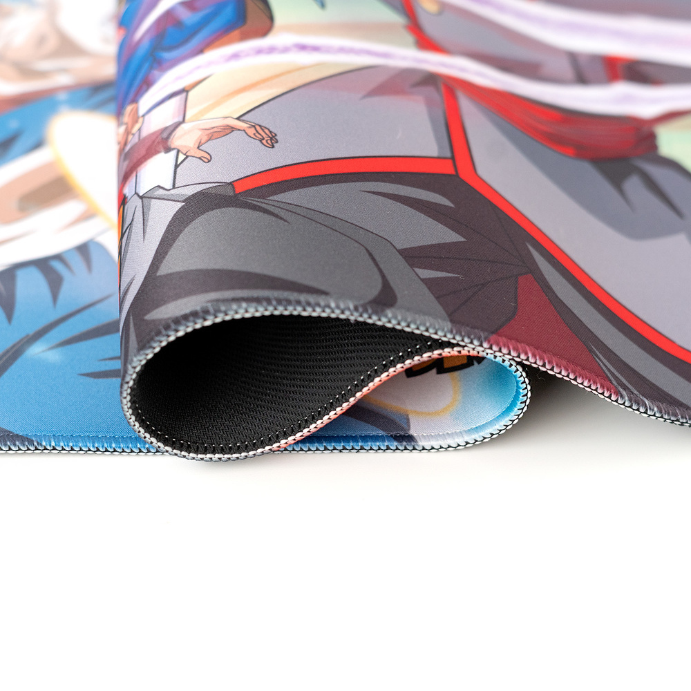 Krawędź podkładki pod mysz Dragon Ball Super zwinięta. Widoczne czarne tło.