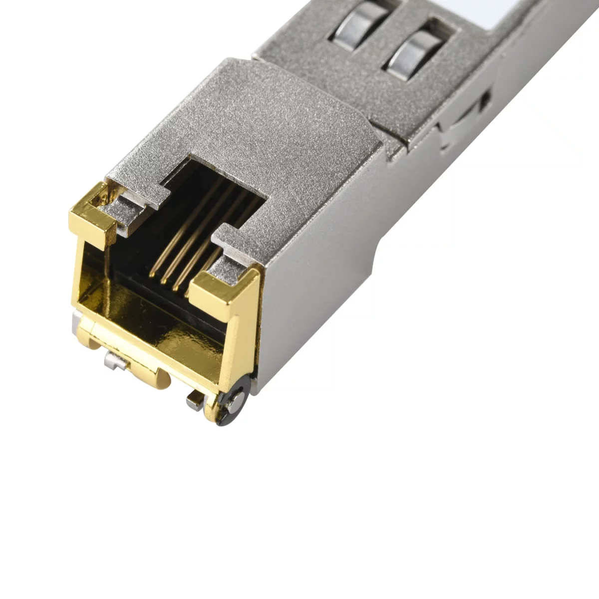 Zbliżenie srebrnego modułu transceiwer SFP ze złotymi złączami i pinami.