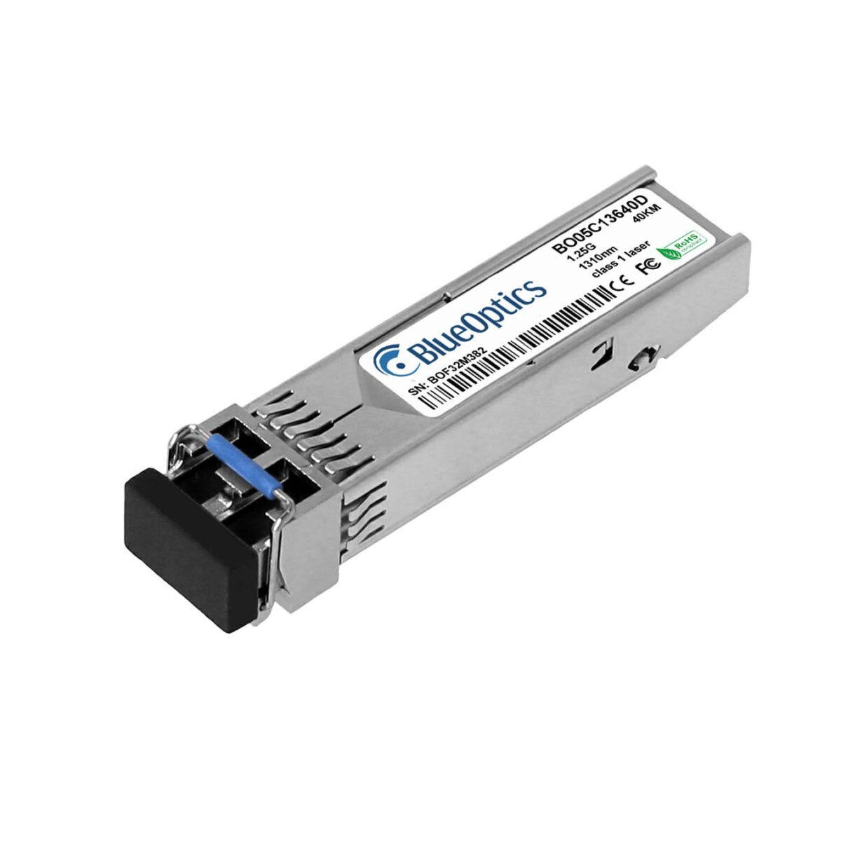 Transceiver BlueOptics SFP+. Srebrny korpus, czarne złącze. Etykiety tekstowe i kod kreskowy. Widok pod kątem.