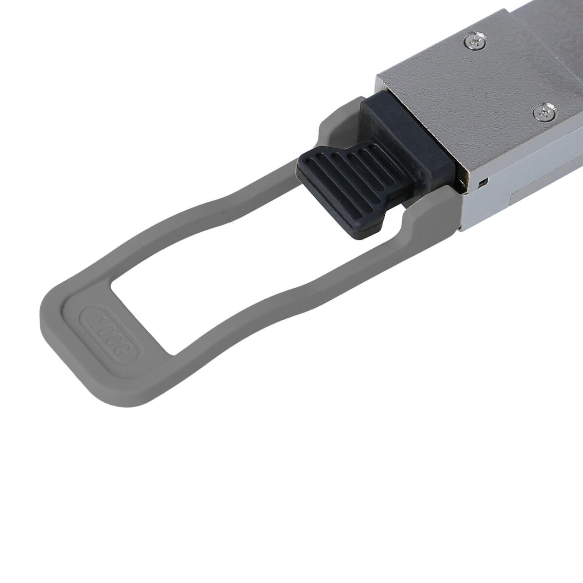 Zbliżenie srebrno-czarnego modułu SFP z szarym uchwytem.