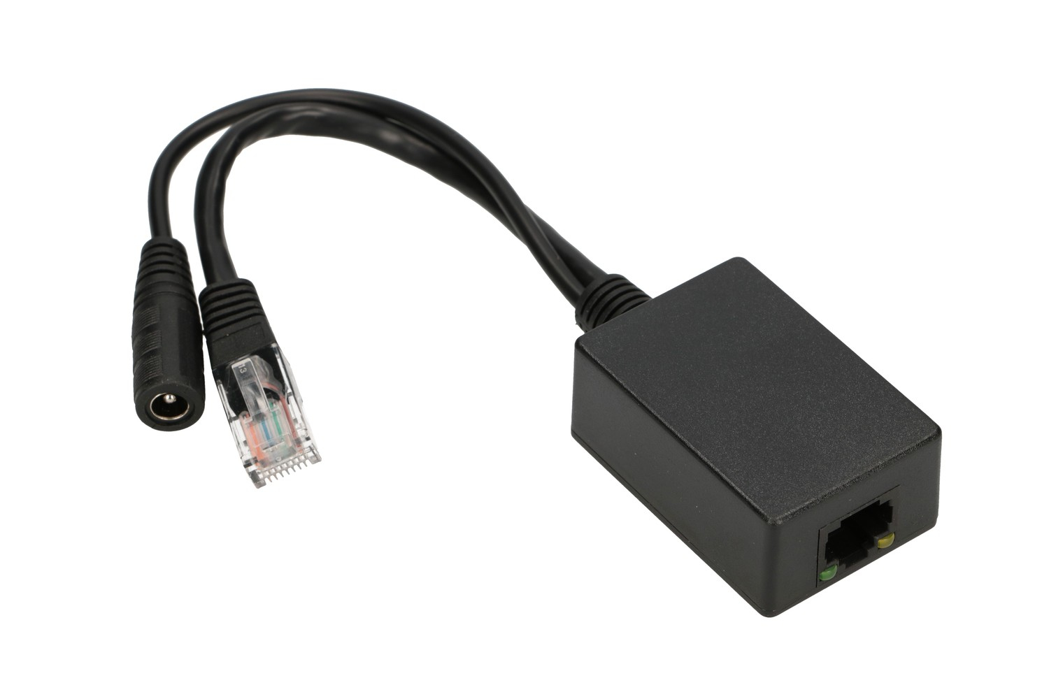 Czarny adapter zasilania przez Ethernet z dwoma kablami. Białe tło.