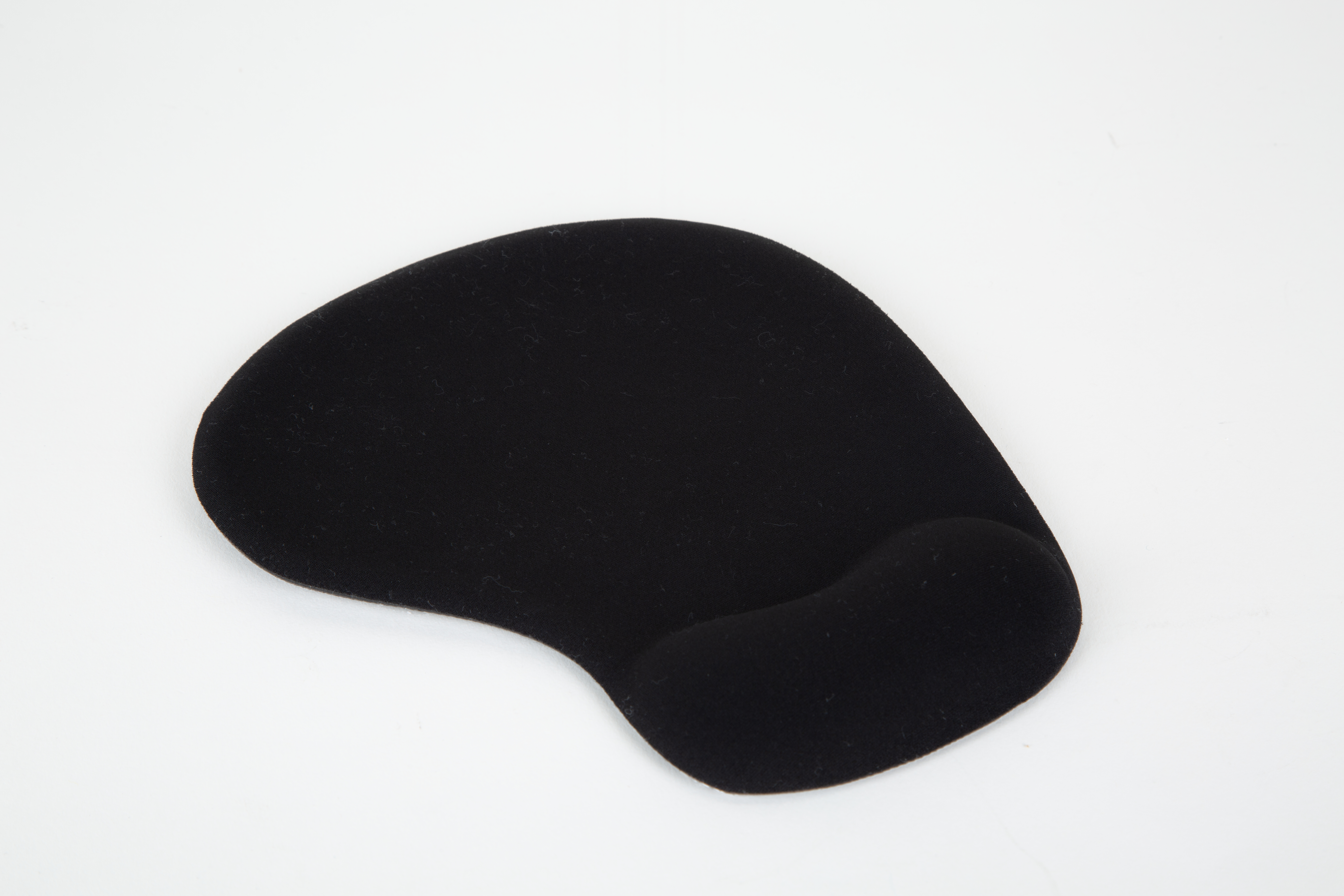 Czarna ergonomiczna podkładka pod mysz z podpórką pod nadgarstek. Białe tło.