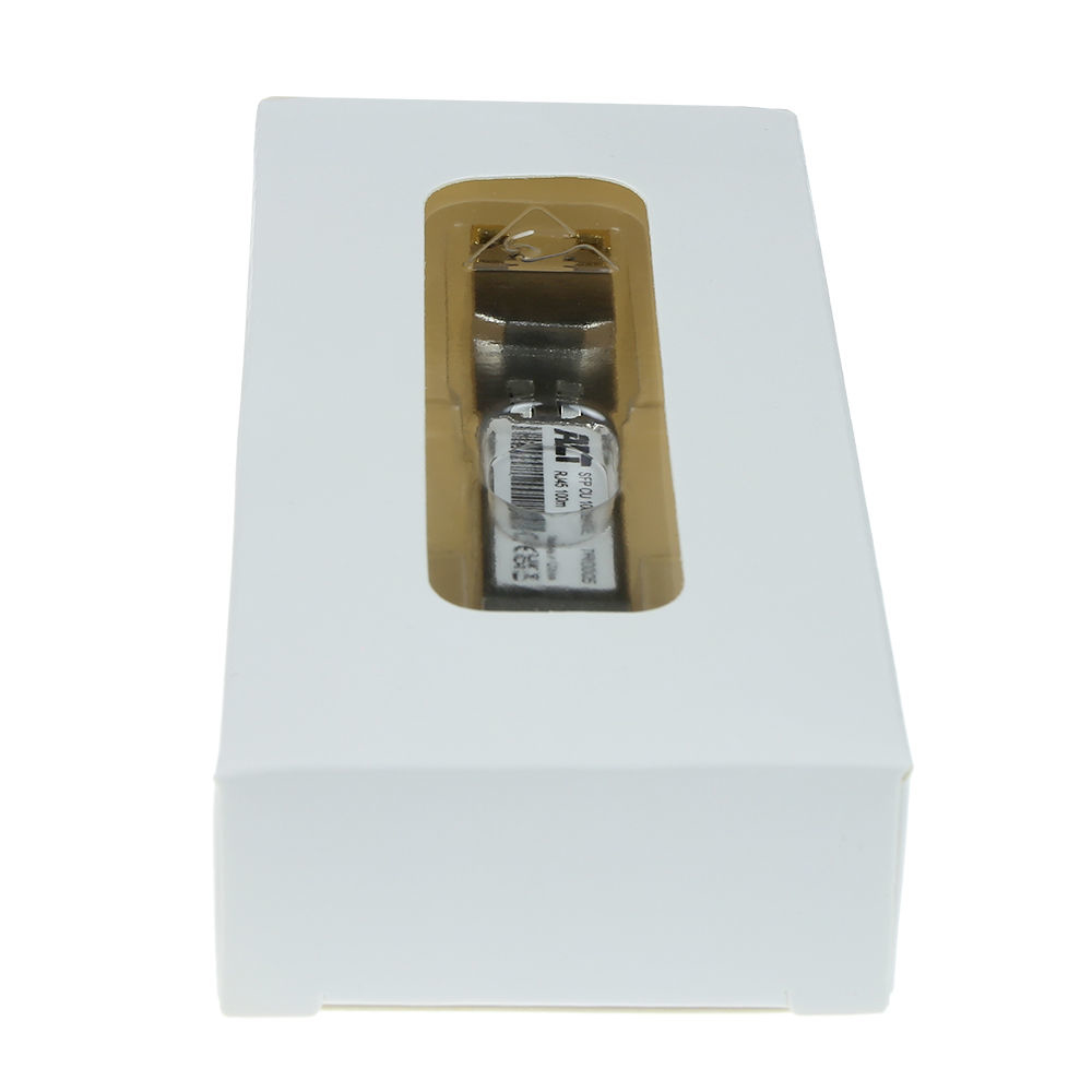 Transceiver optyczny w białym pudełku. Etykieta jest widoczna. Białe tło.