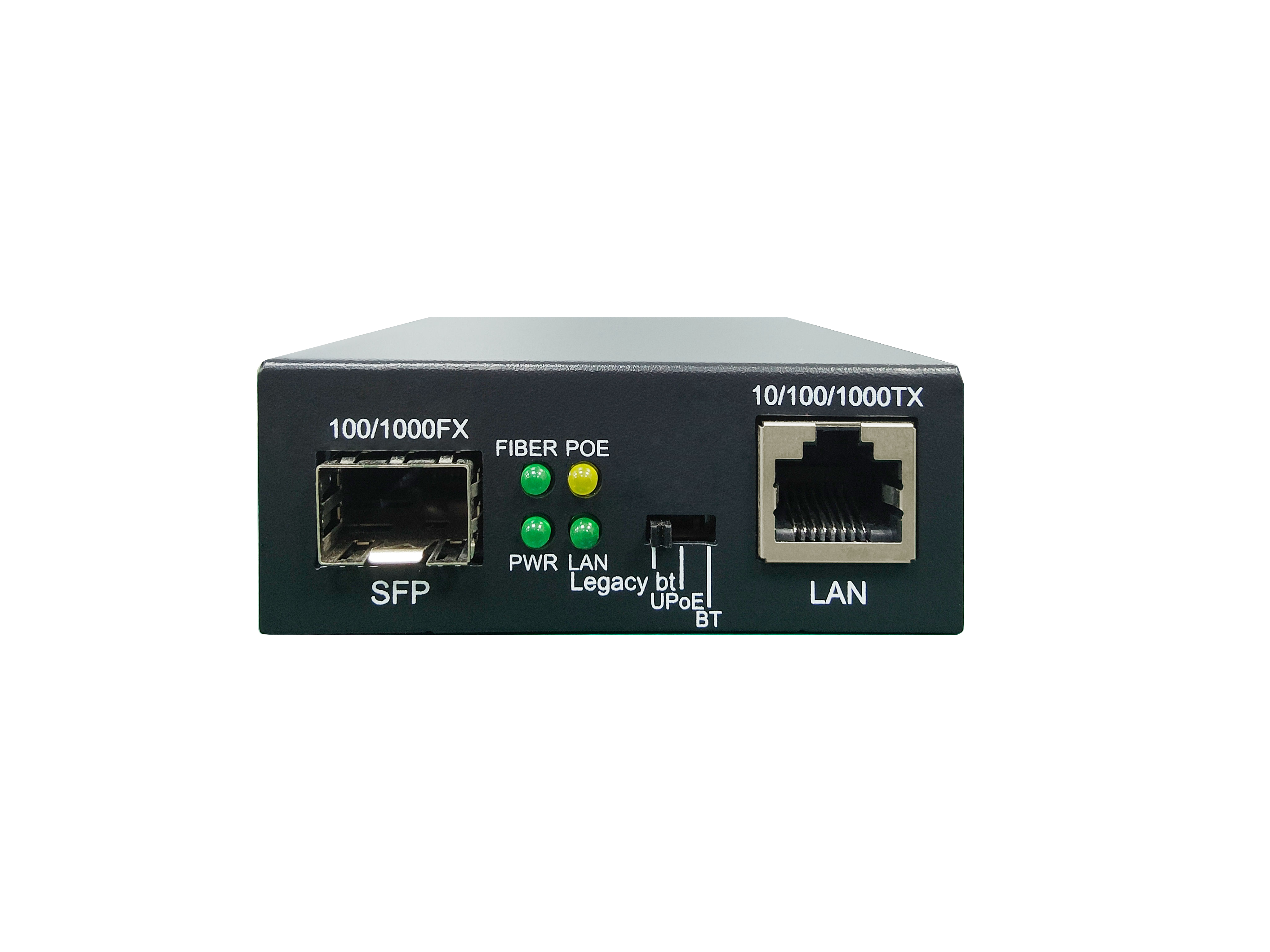 Nahaufnahme eines schwarzen Netzwerk-Switches mit Anschlüssen und Lichtern, isoliert auf weißem Hintergrund.