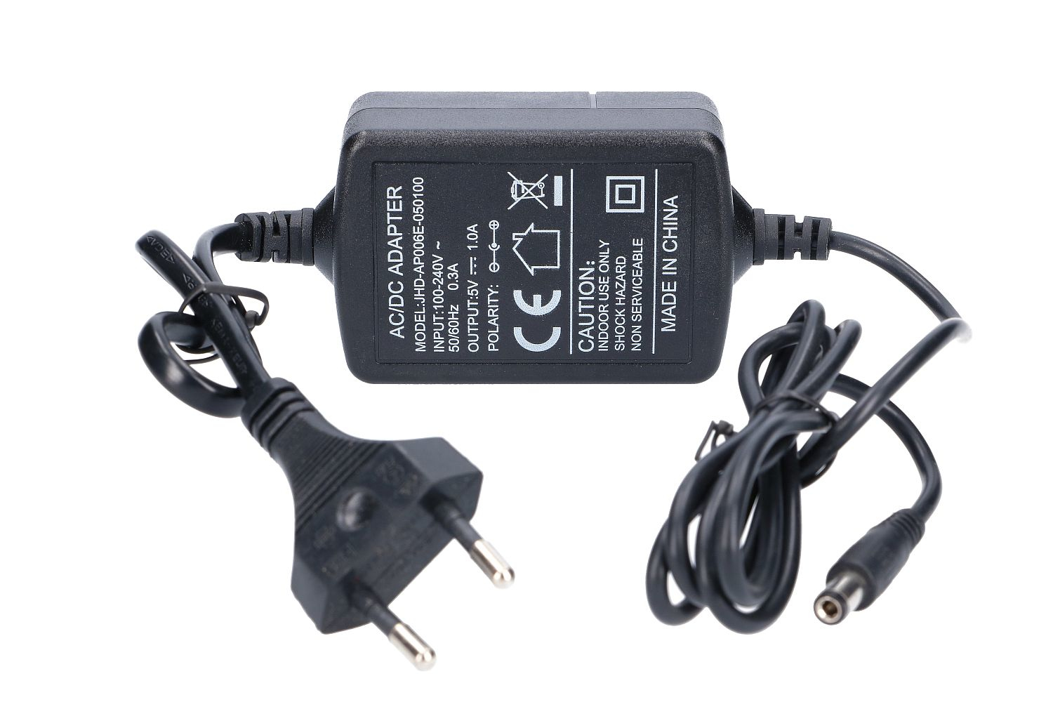 Czarny zasilacz AC/DC z kablami i wtyczką europejską, na białym tle.