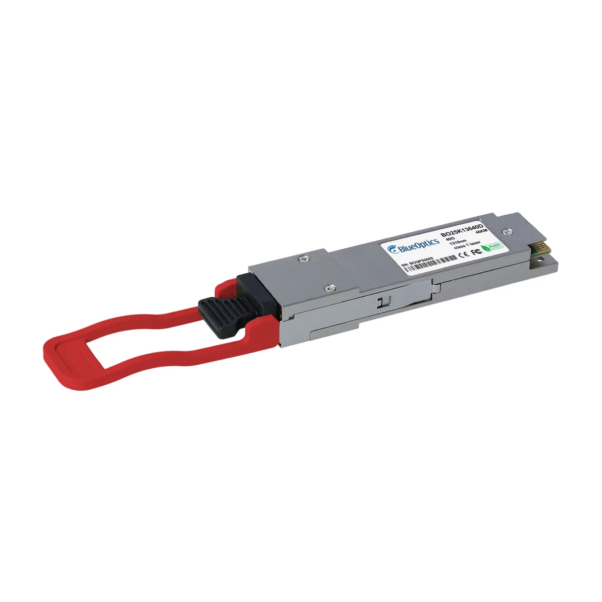 Srebrzysto-szary transceiver QSFP z czerwonym uchwytem. Białe tło.