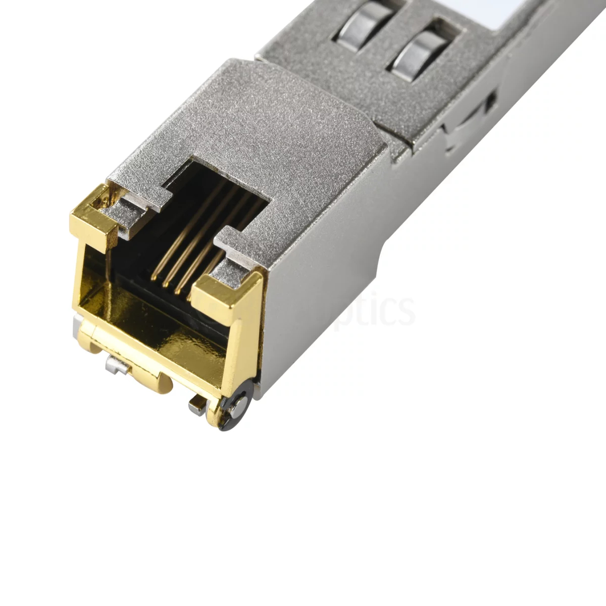 Primo piano del connettore di rete argento e oro, che mostra i pin interni dorati.